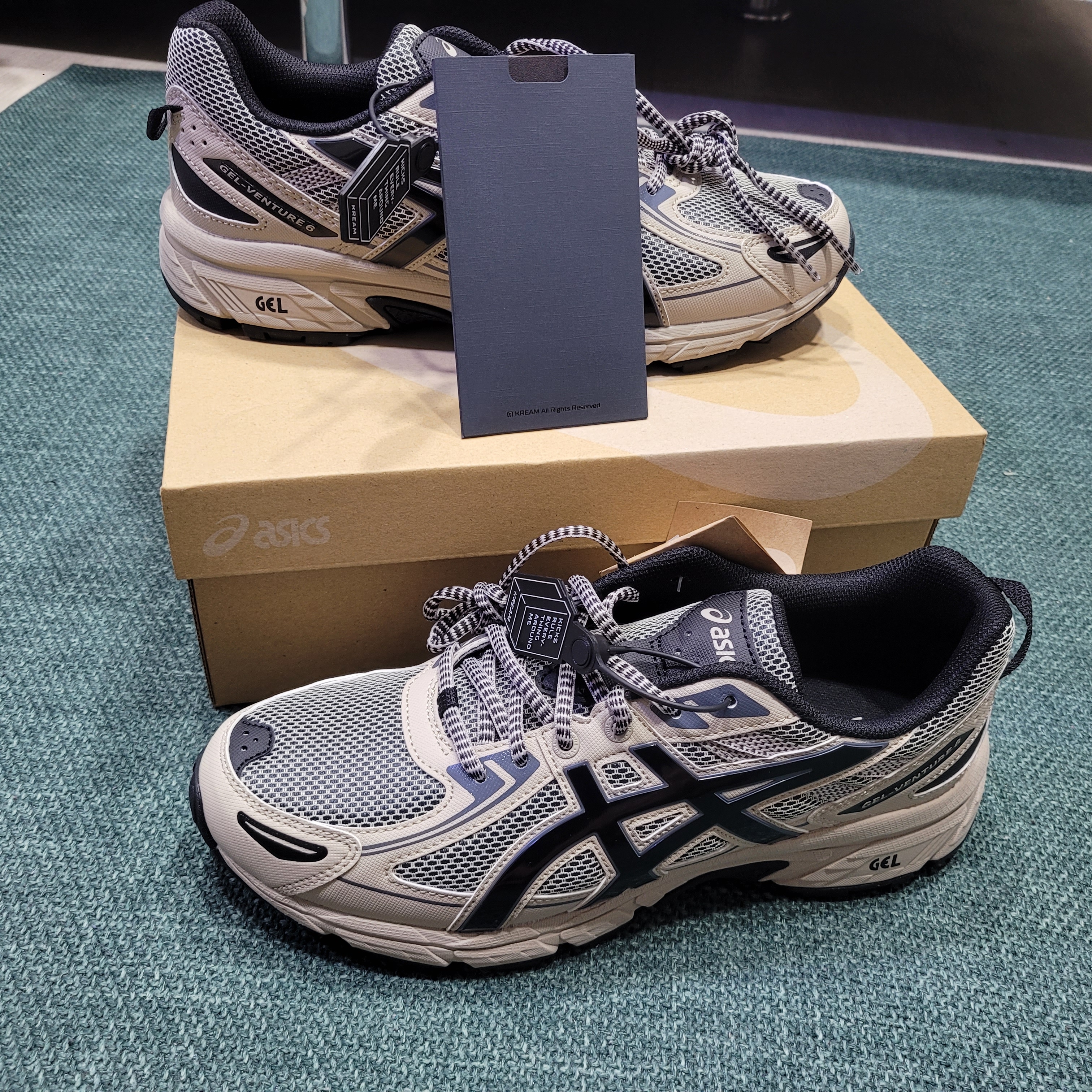 Asics Gel-Venture 6 Feather Grey Black 착용 스타일 - 1