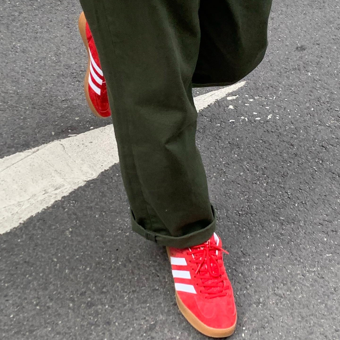 Adidas Gazelle Indoor Scarlet 착용 스타일 - 3