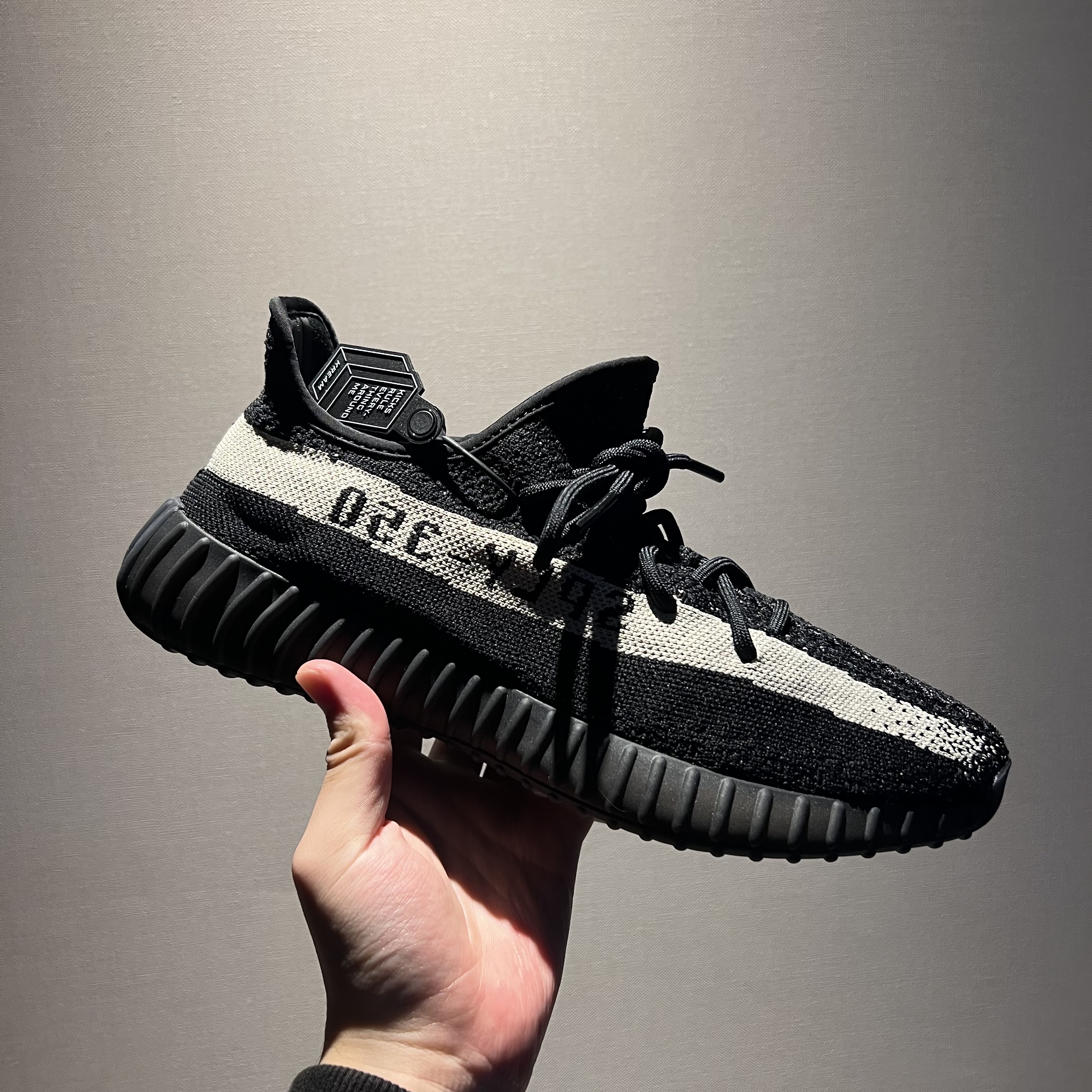 Adidas Yeezy Boost 350 V2 Core Black White 2022 착용 스타일