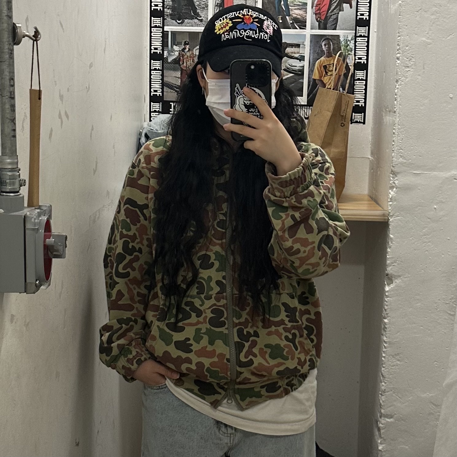 더뮤지엄비지터 x 존 버거맨 핑키 윙키 & 찰리 볼캡 블랙 착용 스타일