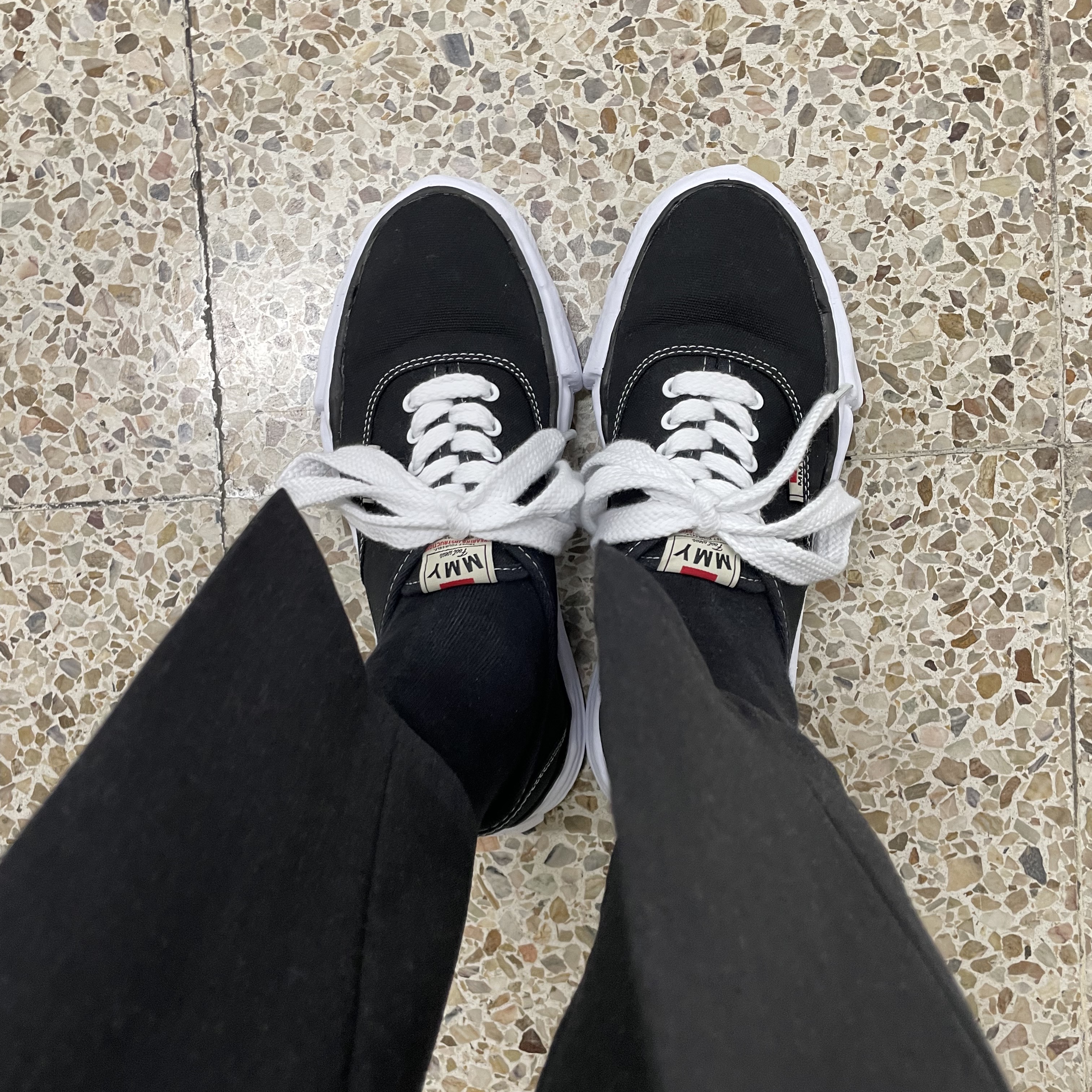 Maison Mihara Yasuhiro Baker OG Sole Canvas Low Cut Sneakers Black 착용 스타일