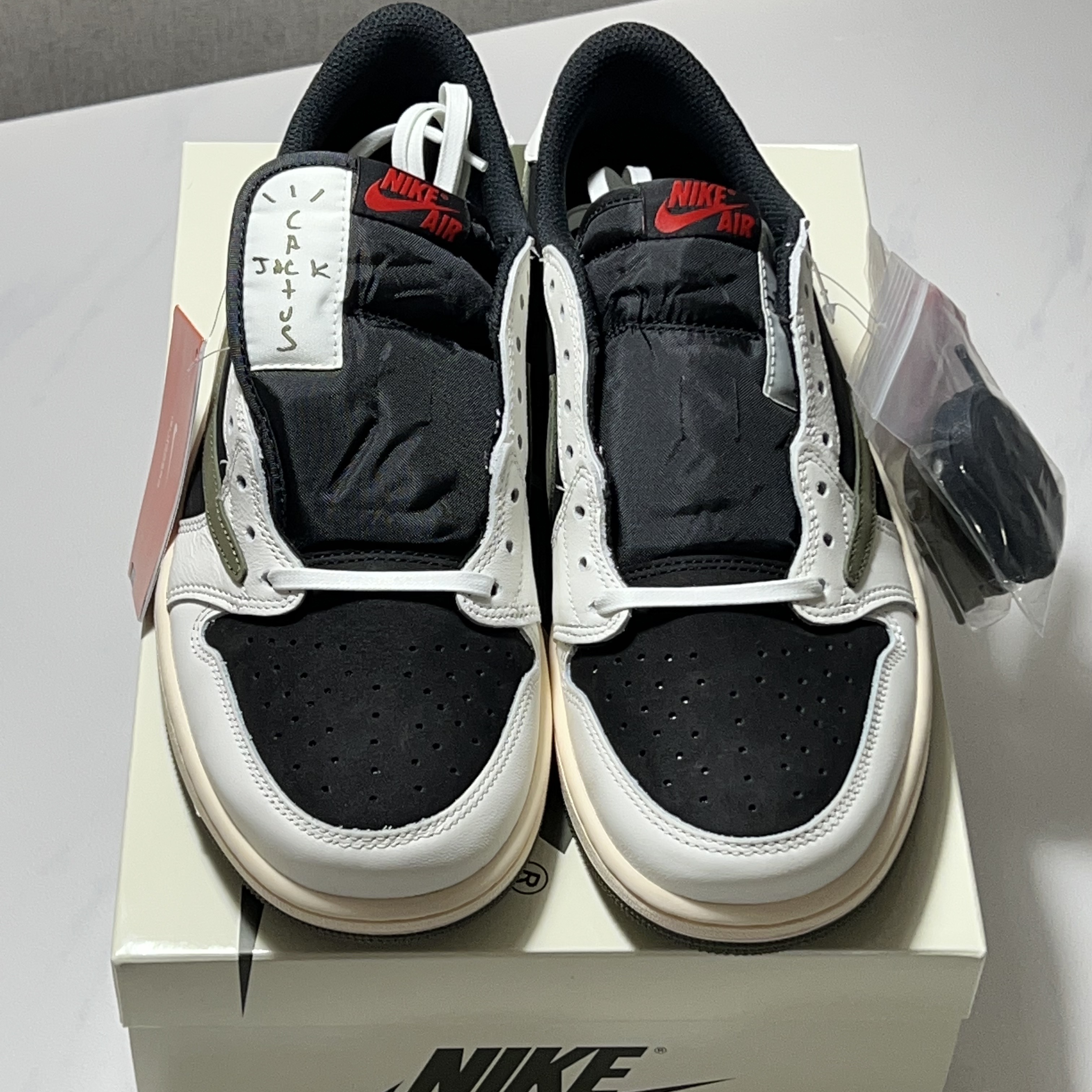 (W) Jordan 1 x Travis Scott Retro Low OG SP Medium Olive 착용 스타일 - 1