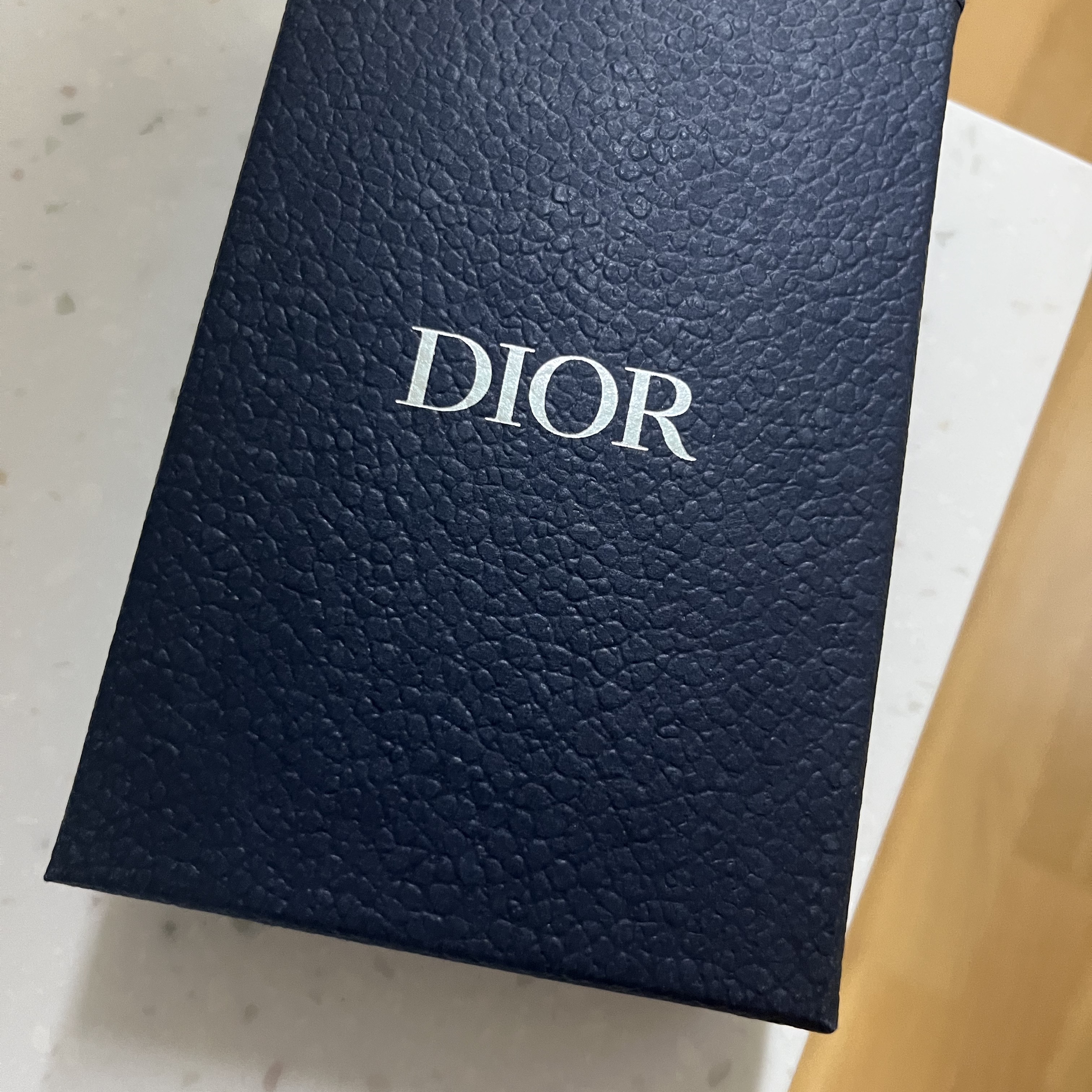 Dior Bi-Fold Card Holder Beige & Black Dior Oblique Jacquard 착용 스타일 - 1