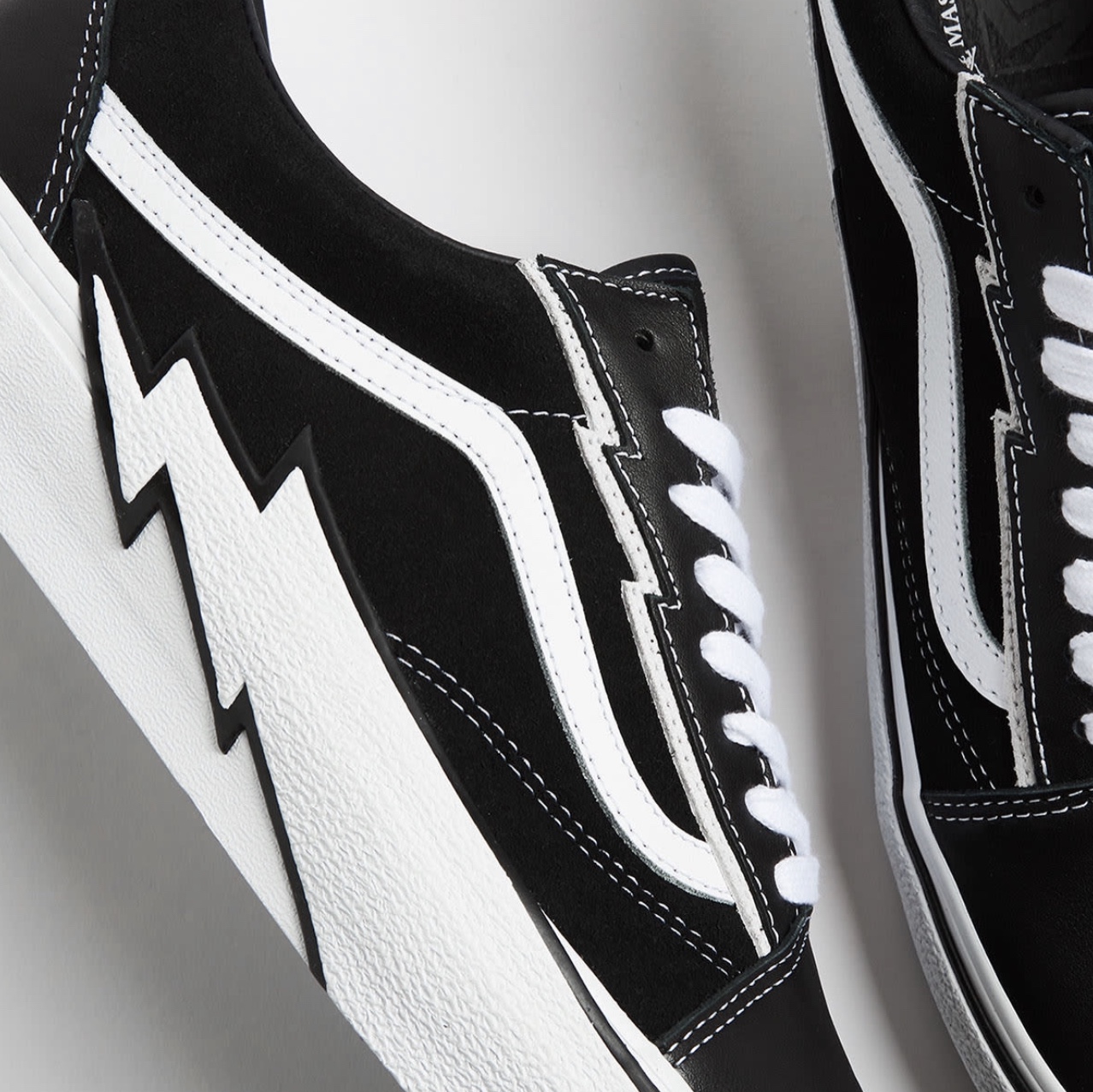 Vans Vault x Mastermind World Old Skool Bolt Black 착용 스타일 - 2