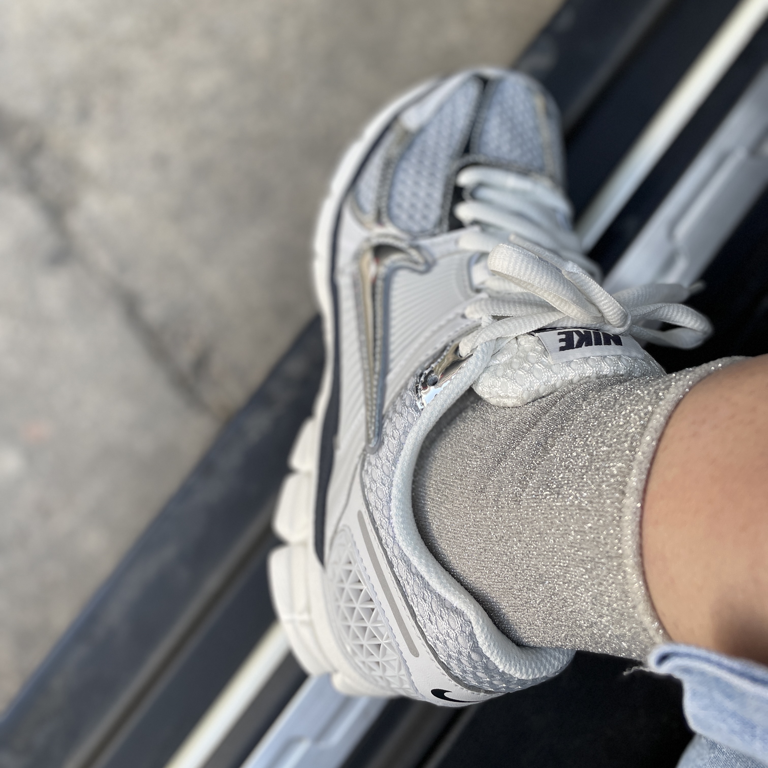 (W) Nike Zoom Vomero 5 Photon Dust and Metallic Silver 착용 스타일 - 3
