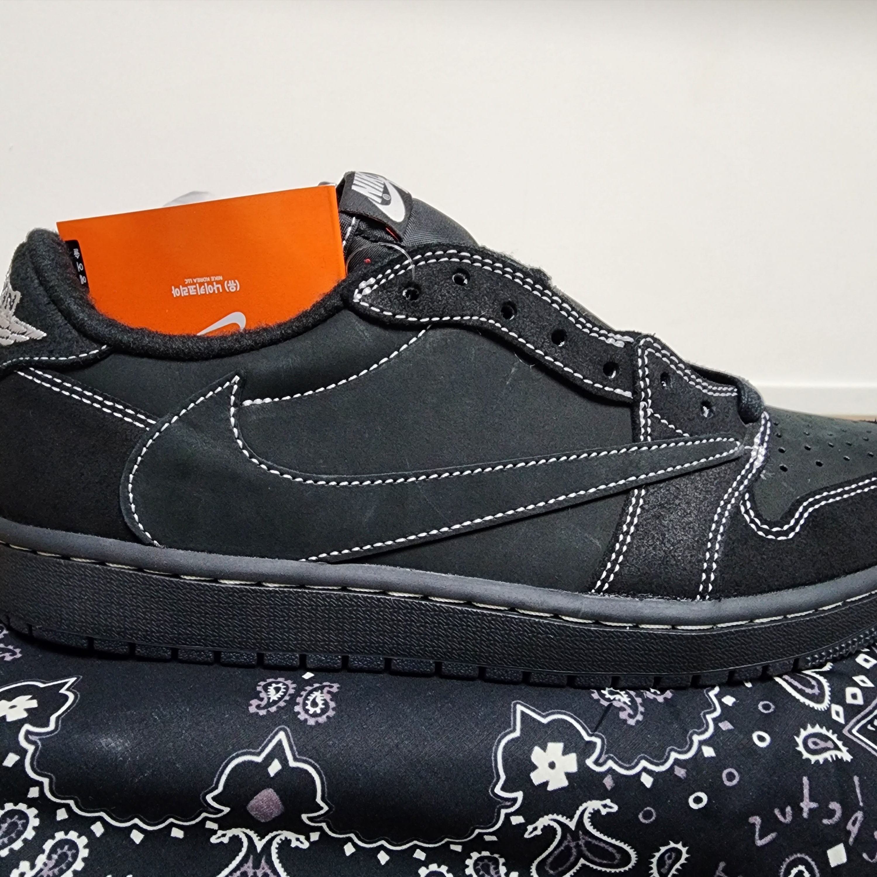 Jordan 1 x Travis Scott Retro Low OG SP Black Phantom 착용 스타일 - 2