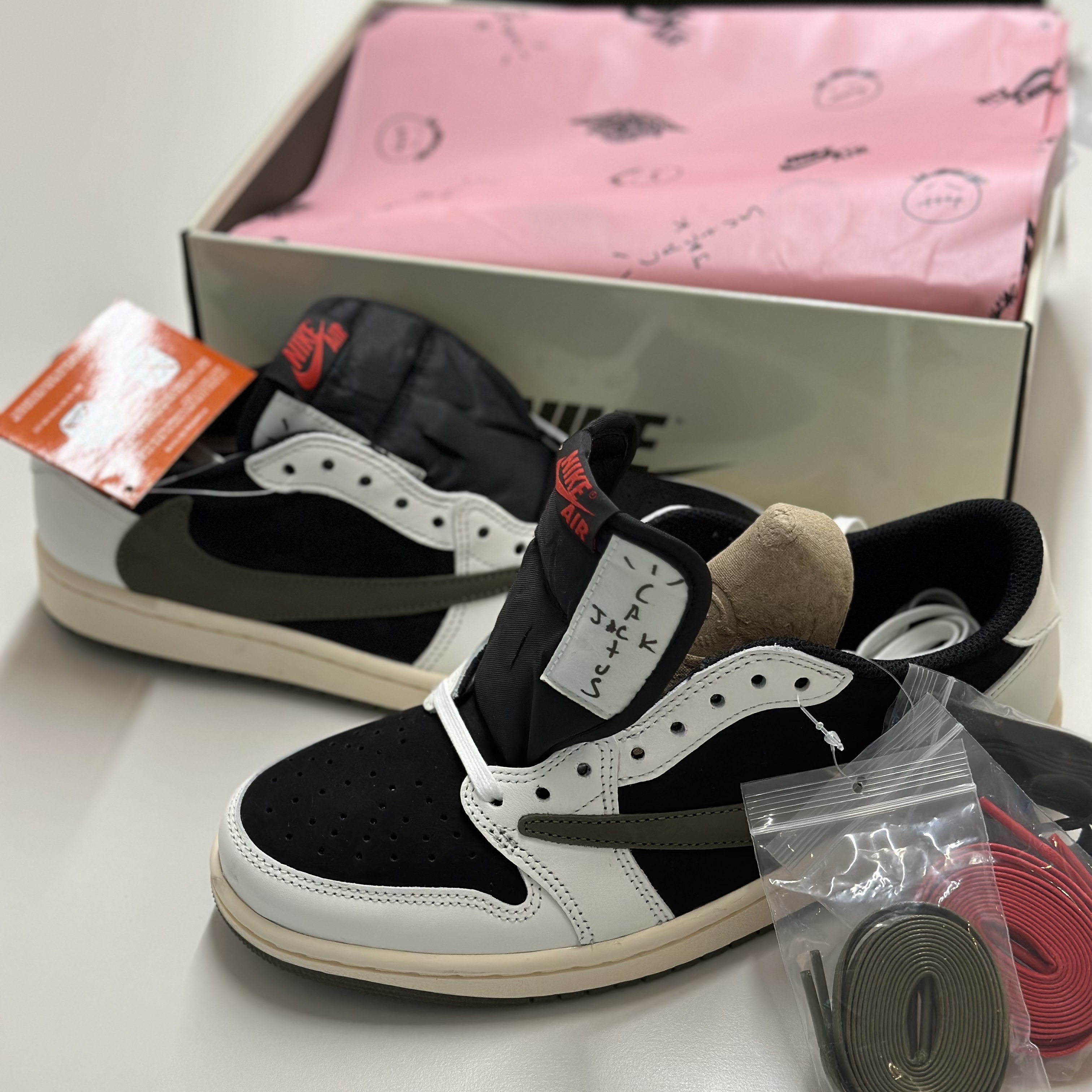 (W) Jordan 1 x Travis Scott Retro Low OG SP Medium Olive, (PS) Jordan 1 x Travis Scott Retro Low OG SP Medium Olive 착용 스타일 - 1