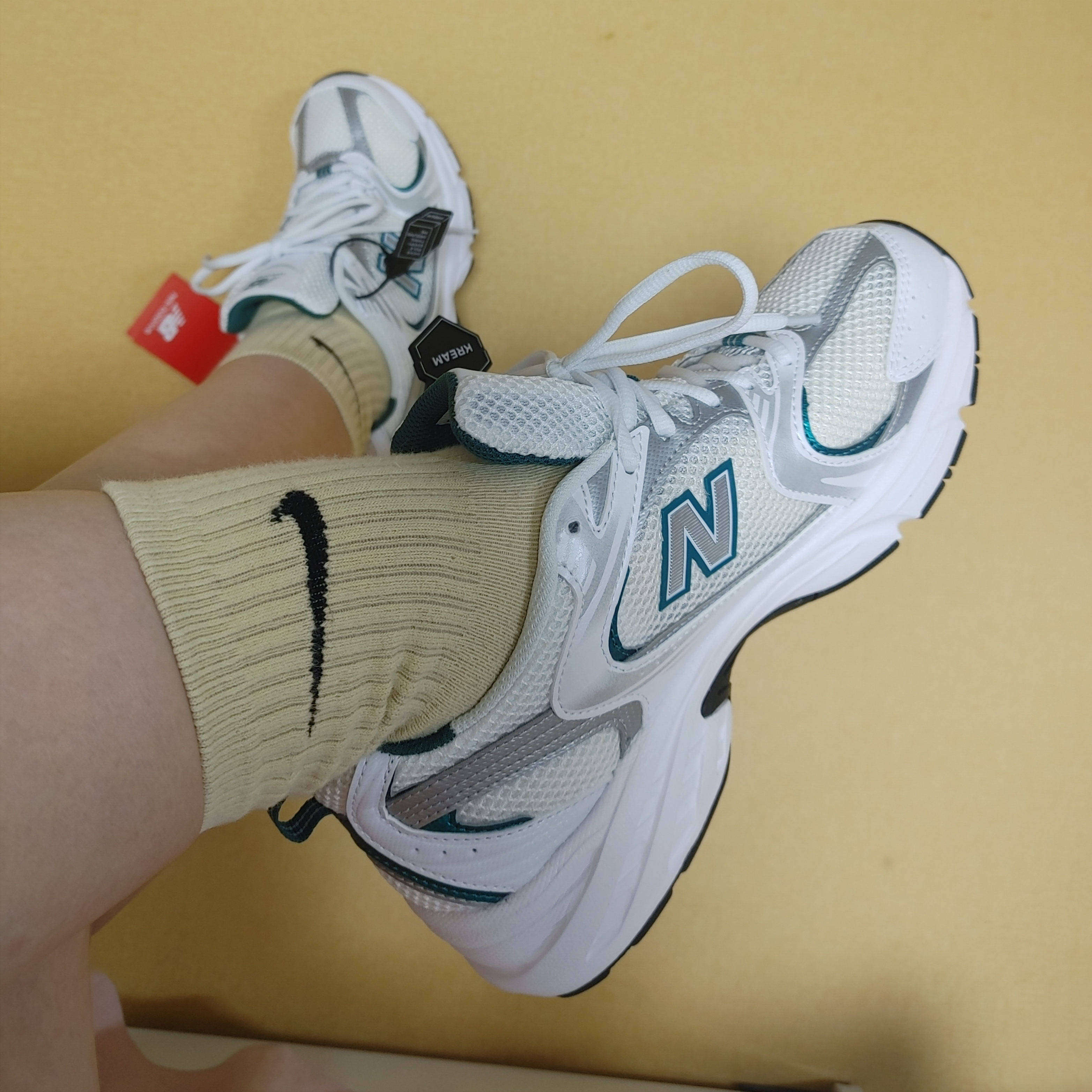 New Balance 530 White Mint 착용 스타일 - 2