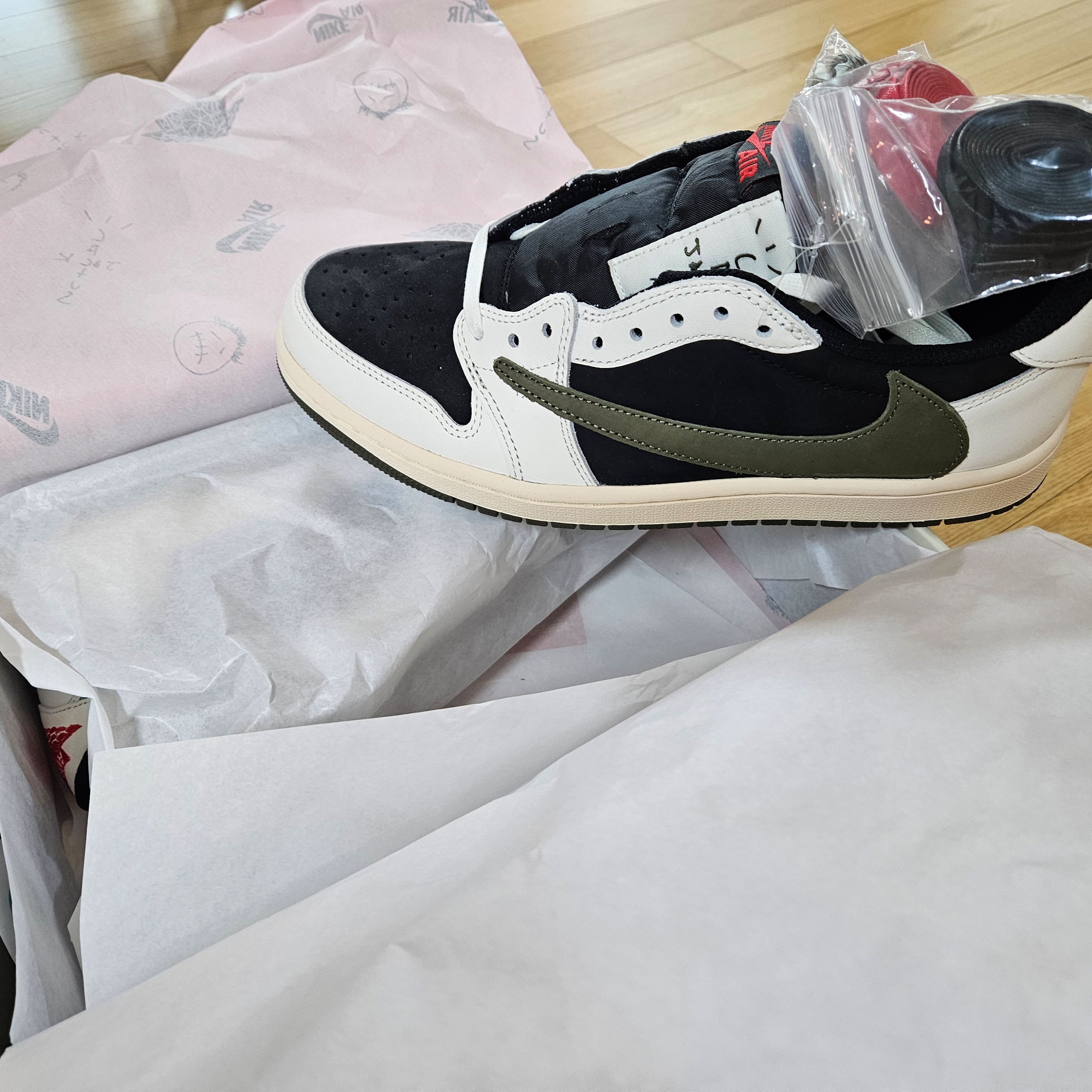 (W) Jordan 1 x Travis Scott Retro Low OG SP Medium Olive 착용 스타일