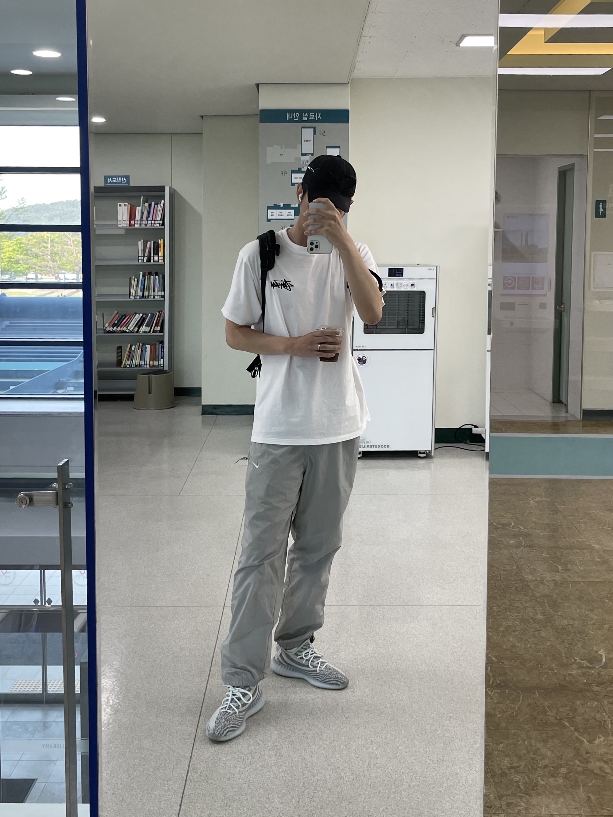Stussy Fuzzy Dice T-Shirt White, Nike M NRG Track Pants Light Smoke Grey 착용 스타일