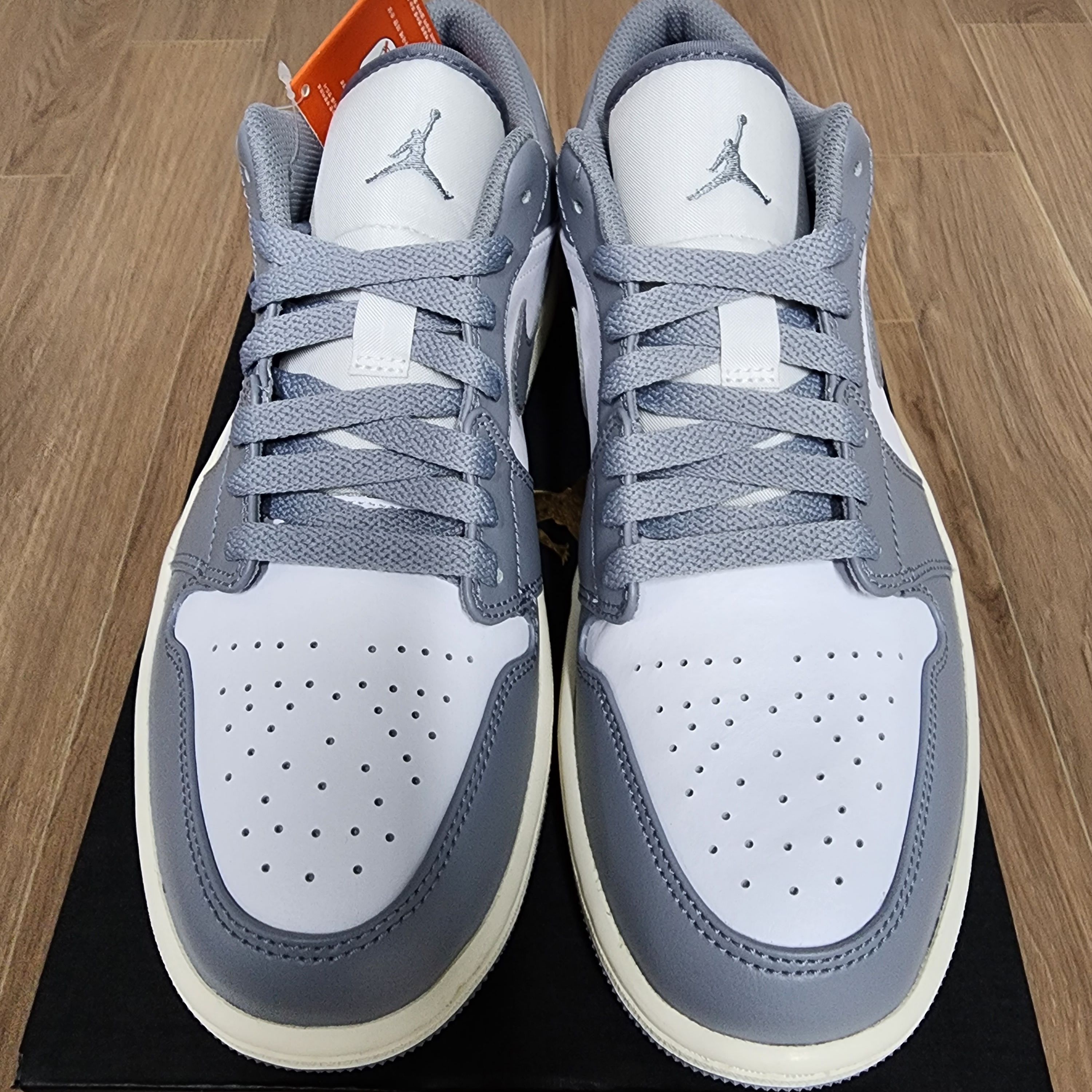 Jordan 1 Low Stealth and White 착용 스타일 - 1