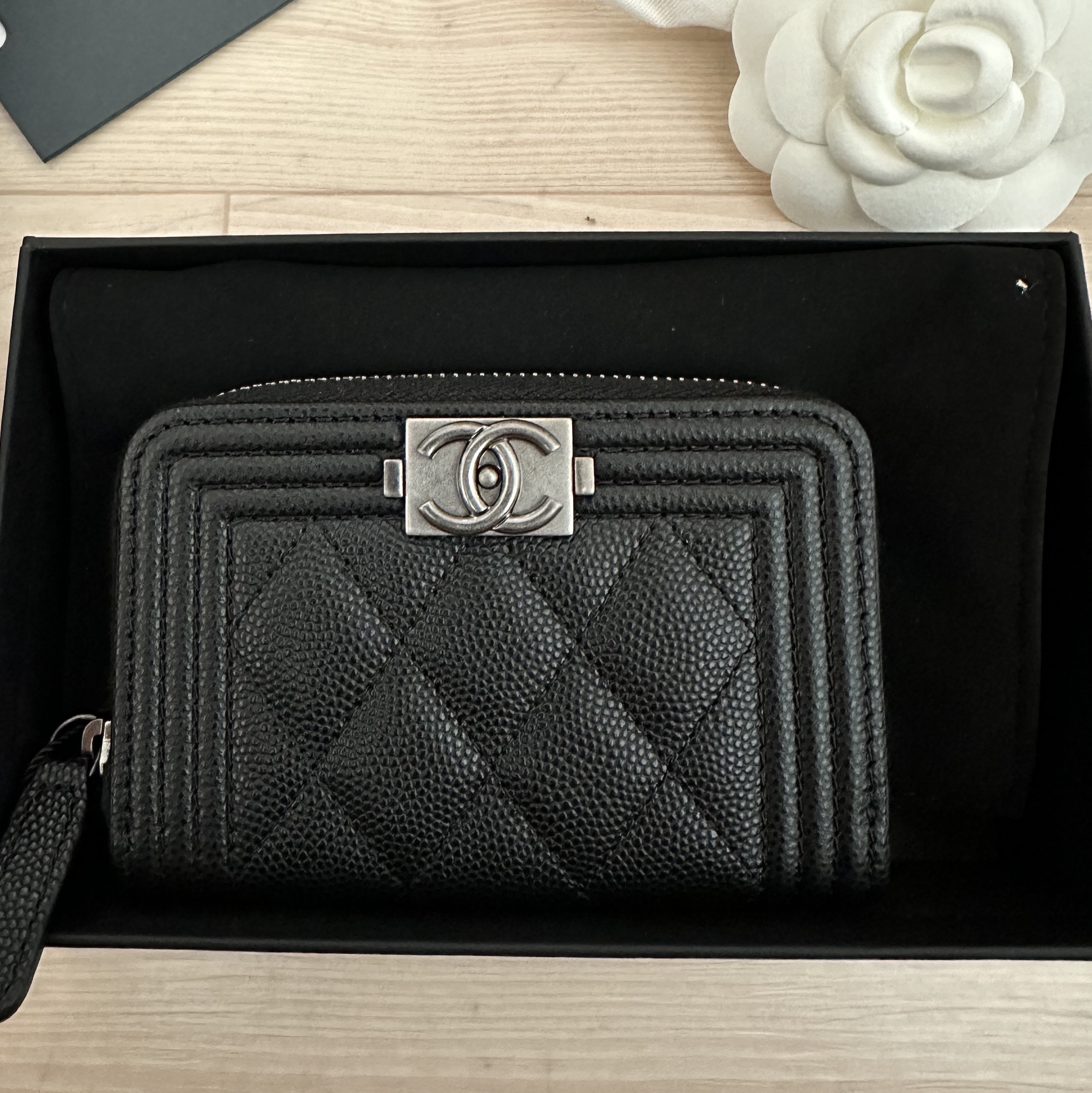 Chanel Boy Chanel Zipped Coin Purse Grained Calfskin & Ruthenium Black 착용 스타일