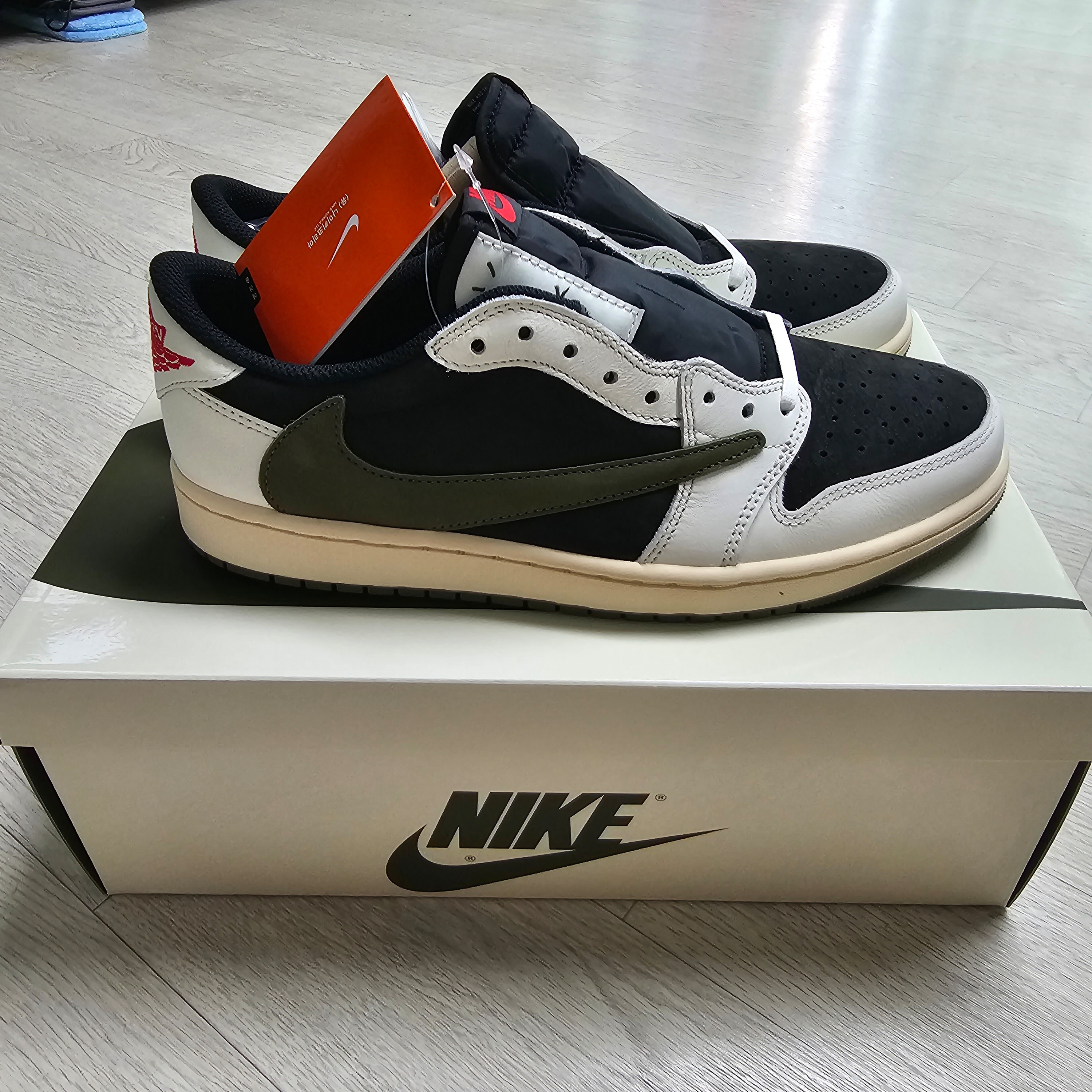 (W) Jordan 1 x Travis Scott Retro Low OG SP Medium Olive 착용 스타일 - 3
