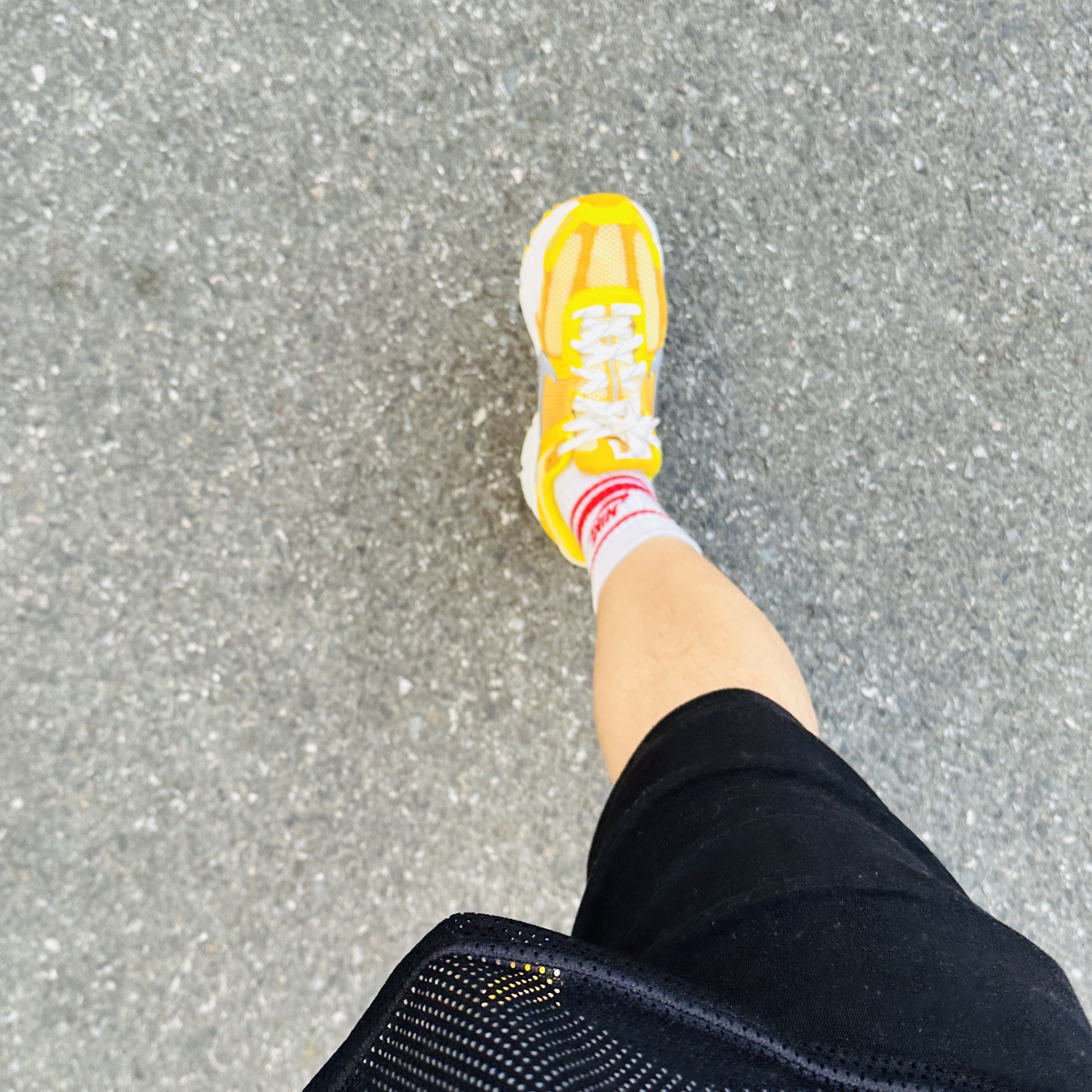 Nike Zoom Vomero 5 Yellow Ochre, (W) Nike Zoom Vomero 5 Photon Dust and Metallic Silver 착용 스타일 - 3