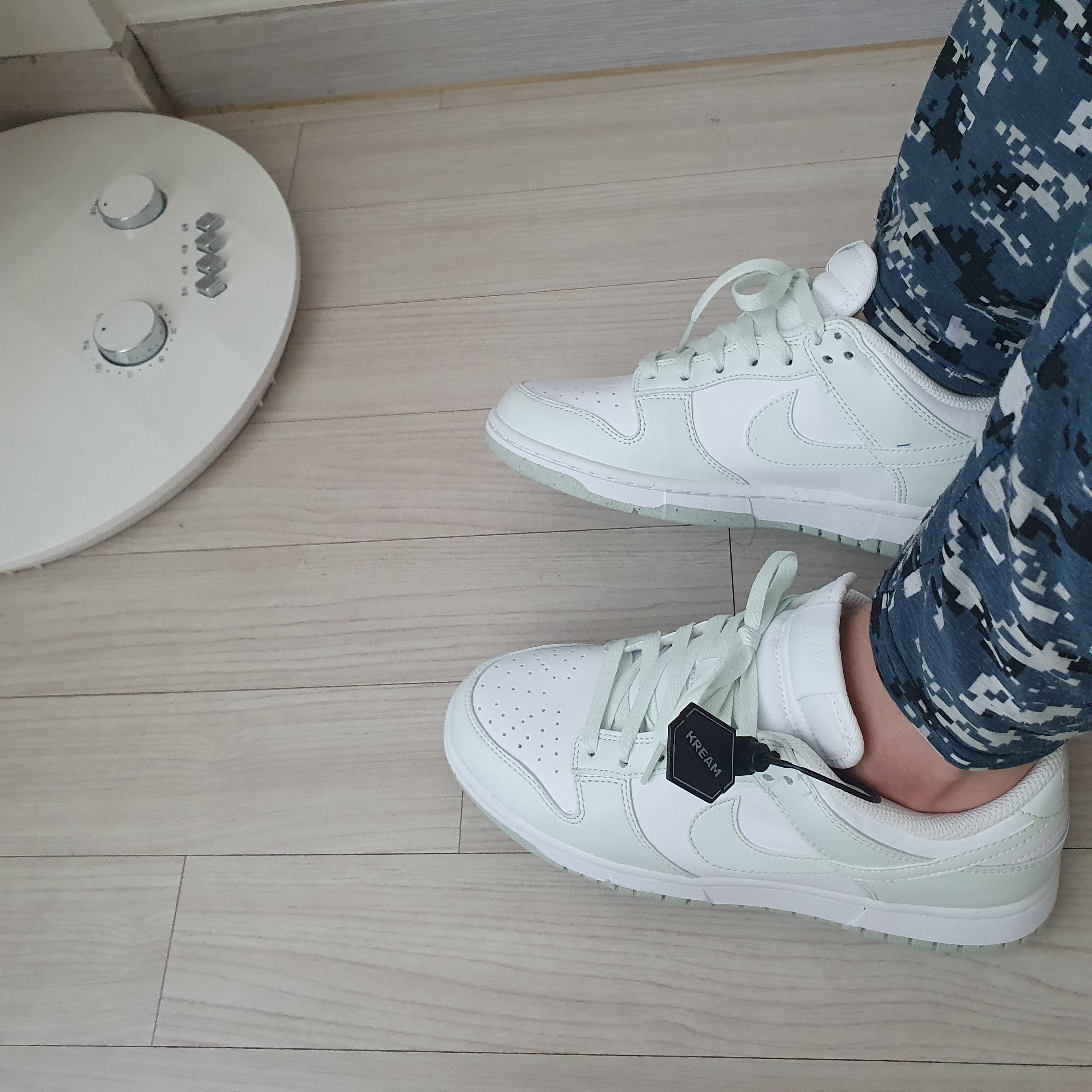 (W) Nike Dunk Low Next Nature Barely Green and White 착용 스타일