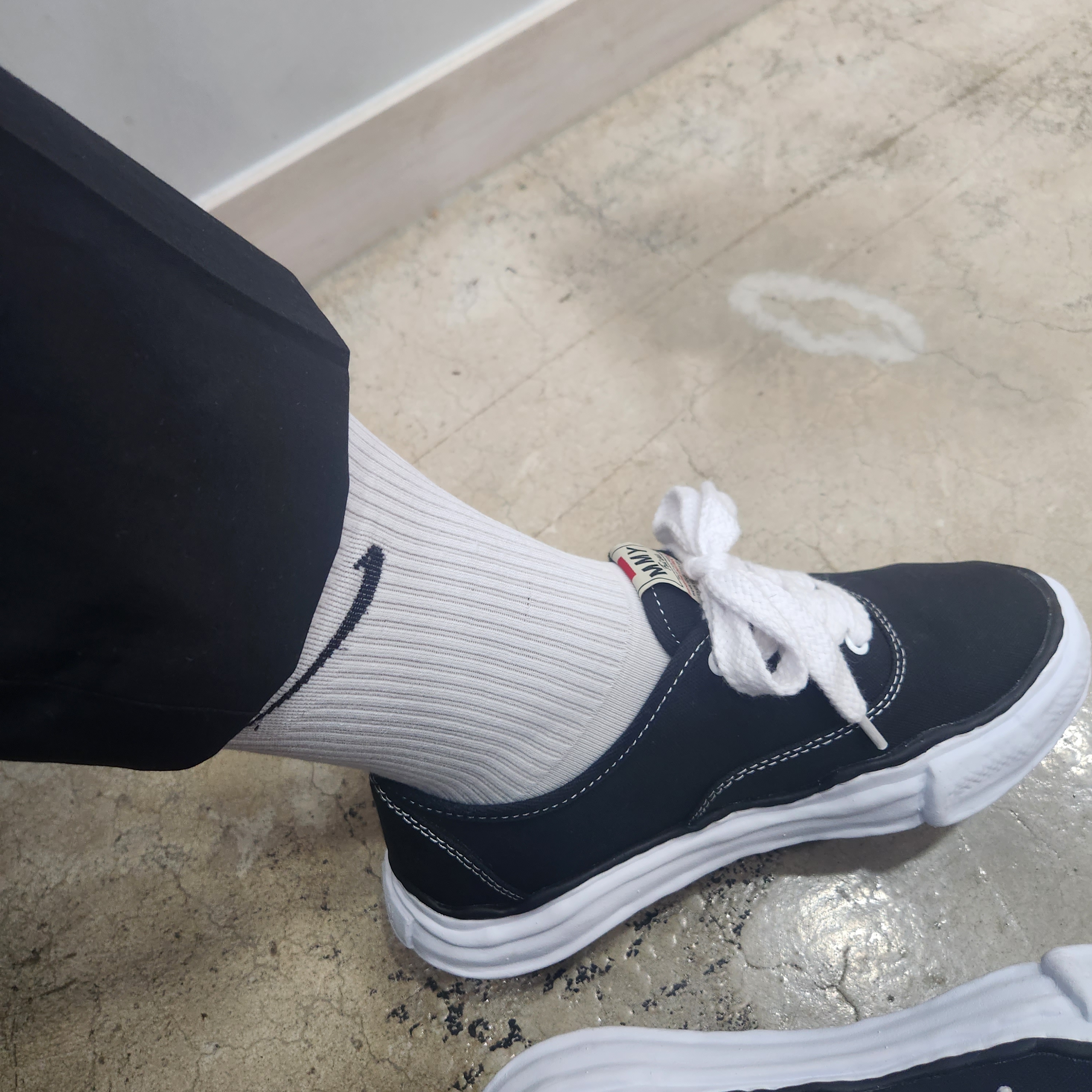 Maison Mihara Yasuhiro Baker OG Sole Canvas Low Cut Sneakers Black 착용 스타일 - 2
