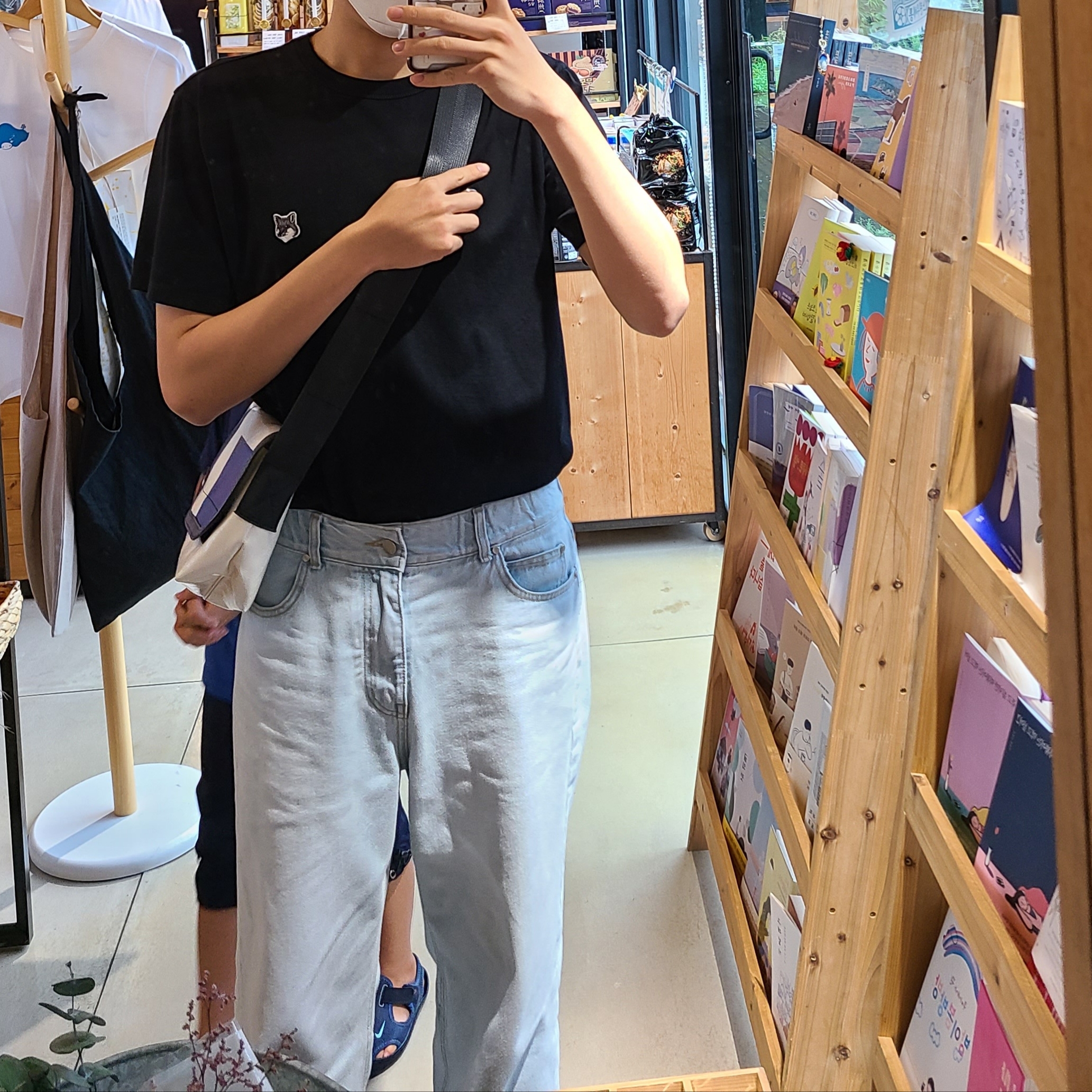 Maison Kitsune Grey Fox Head Patch Classic T-Shirt Black 착용 스타일