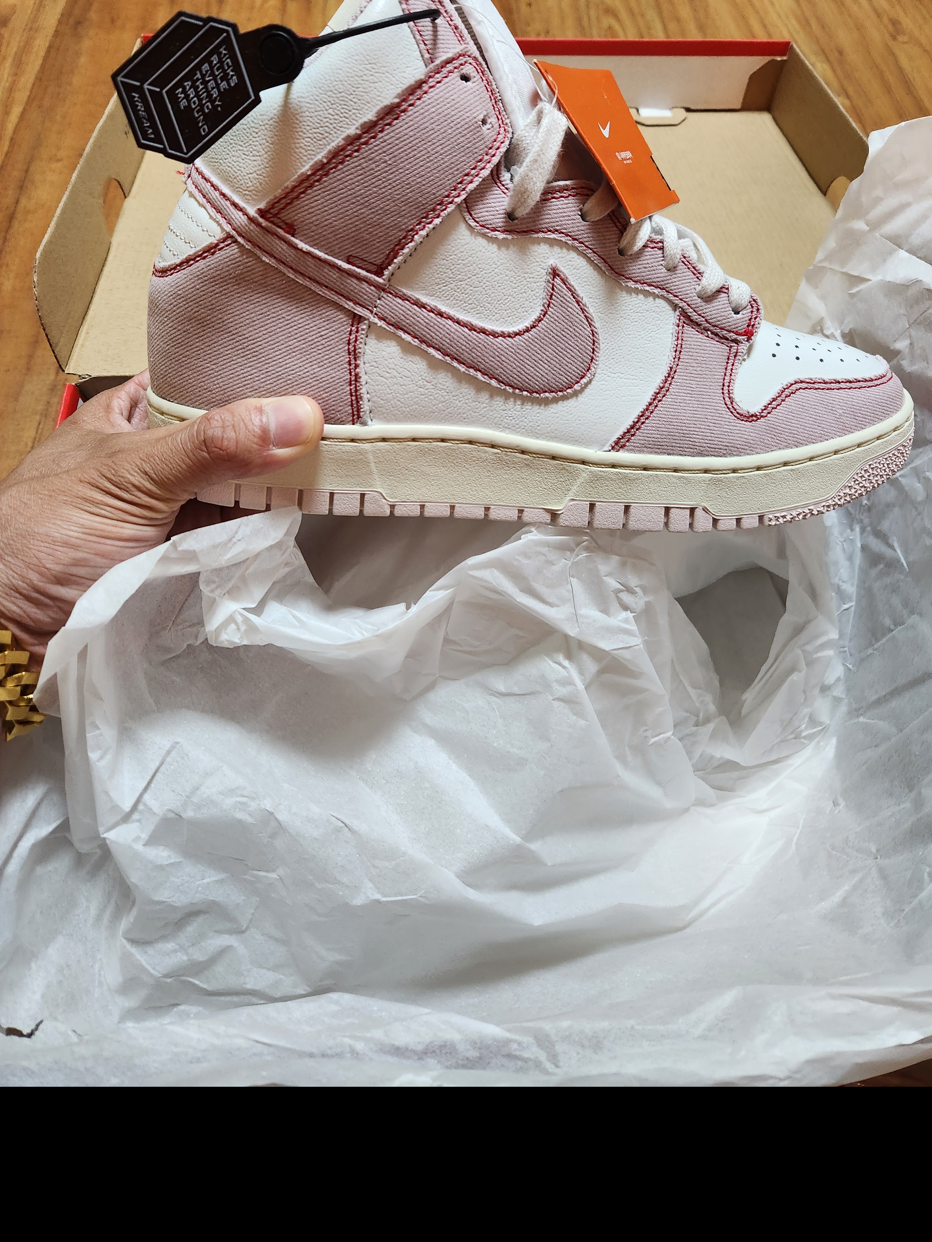 Nike Dunk High 1985 Barely Rose 착용 스타일 - 1