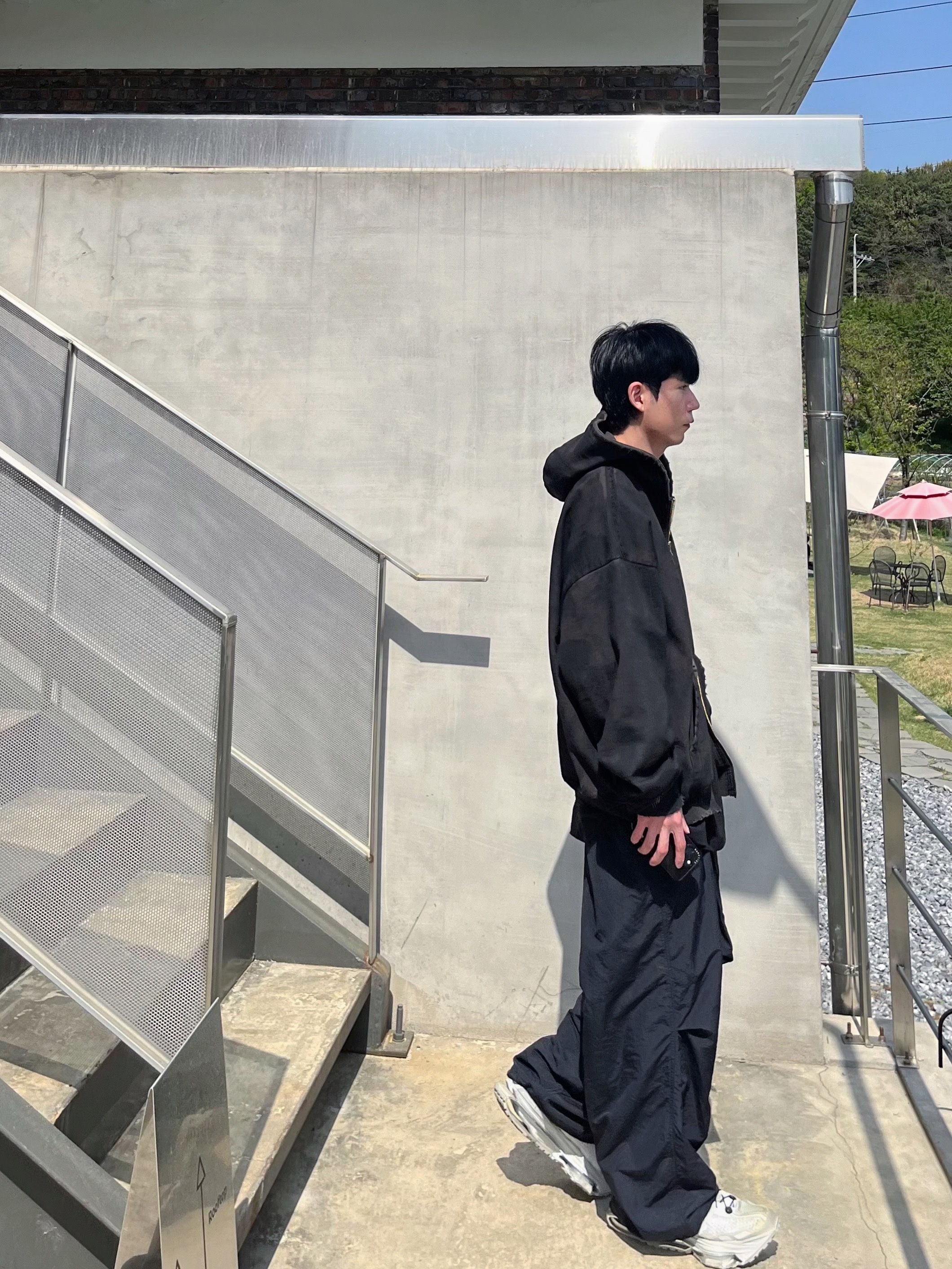 언더마이카 사운드웨이브 더티 코티드 후드 집업 블랙 오일 - 23SS, 나이키 x 매튜 M 윌리엄스 줌 004 스톤 착용 스타일 - 1