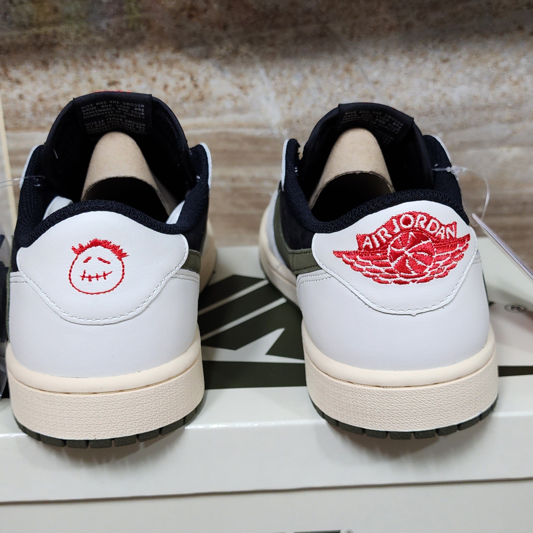 (W) Jordan 1 x Travis Scott Retro Low OG SP Medium Olive 착용 스타일 - 4