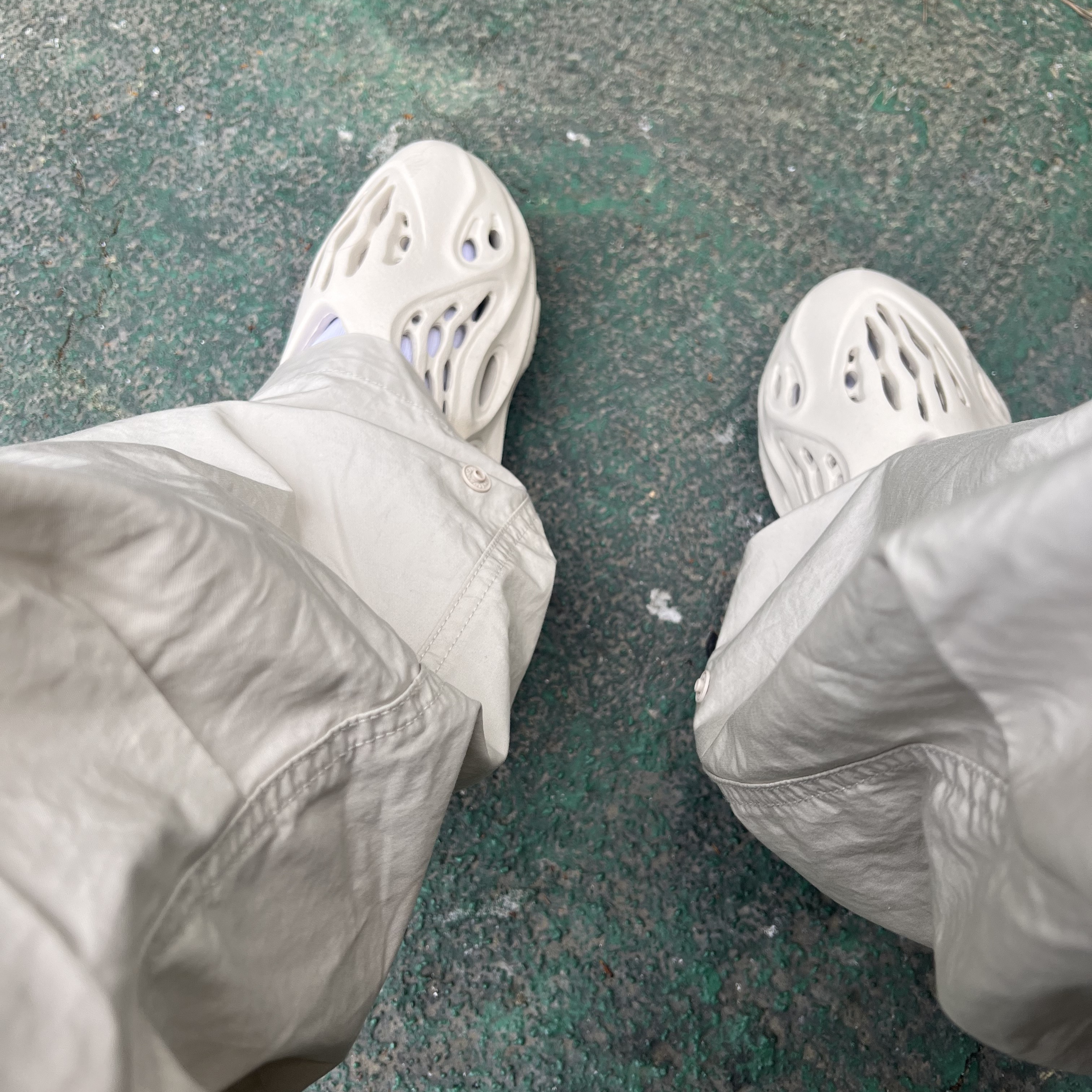 Adidas Yeezy Foam RNNR Sand 착용 스타일