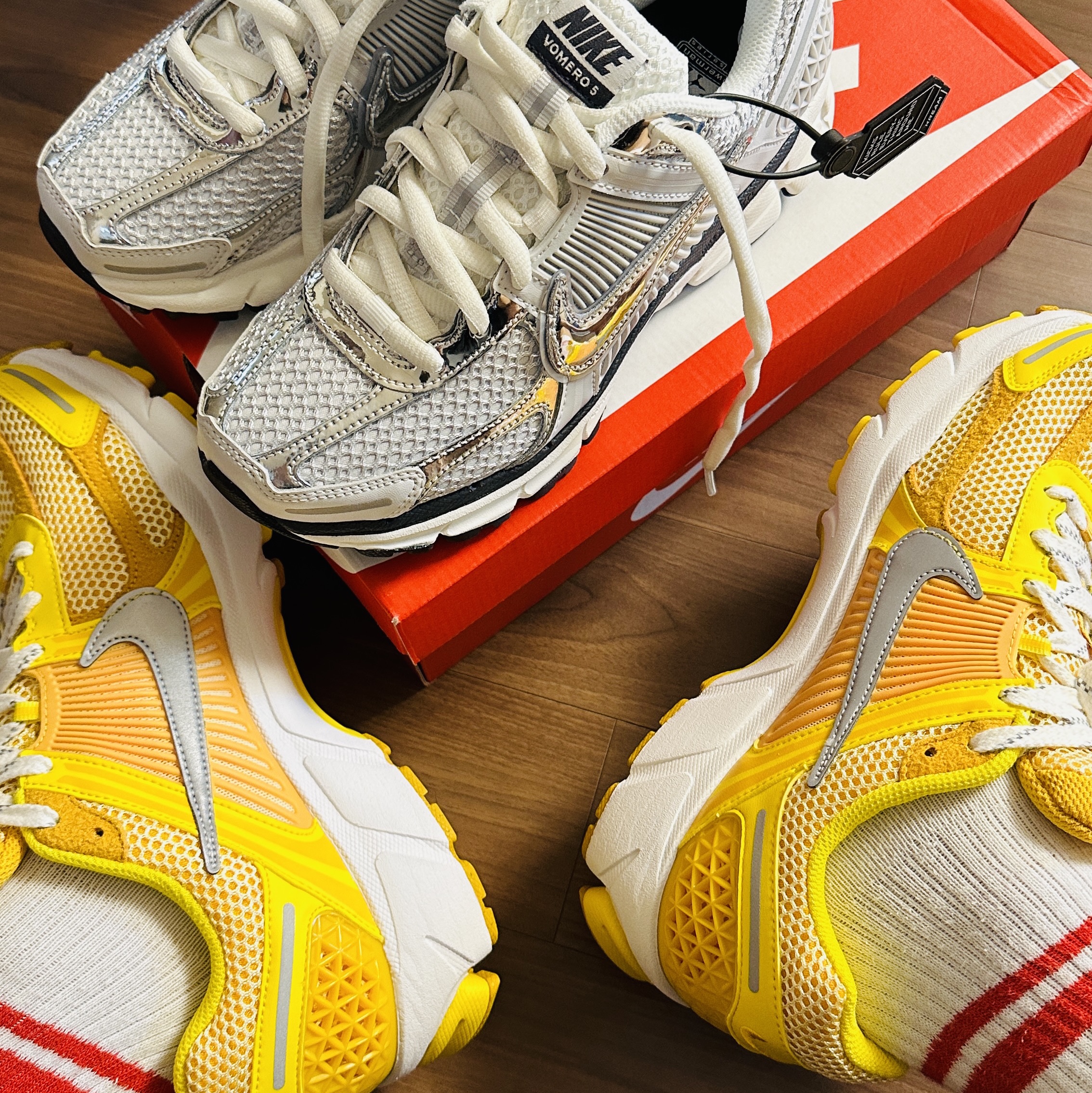 Nike Zoom Vomero 5 Yellow Ochre, (W) Nike Zoom Vomero 5 Photon Dust and Metallic Silver 착용 스타일 - 1