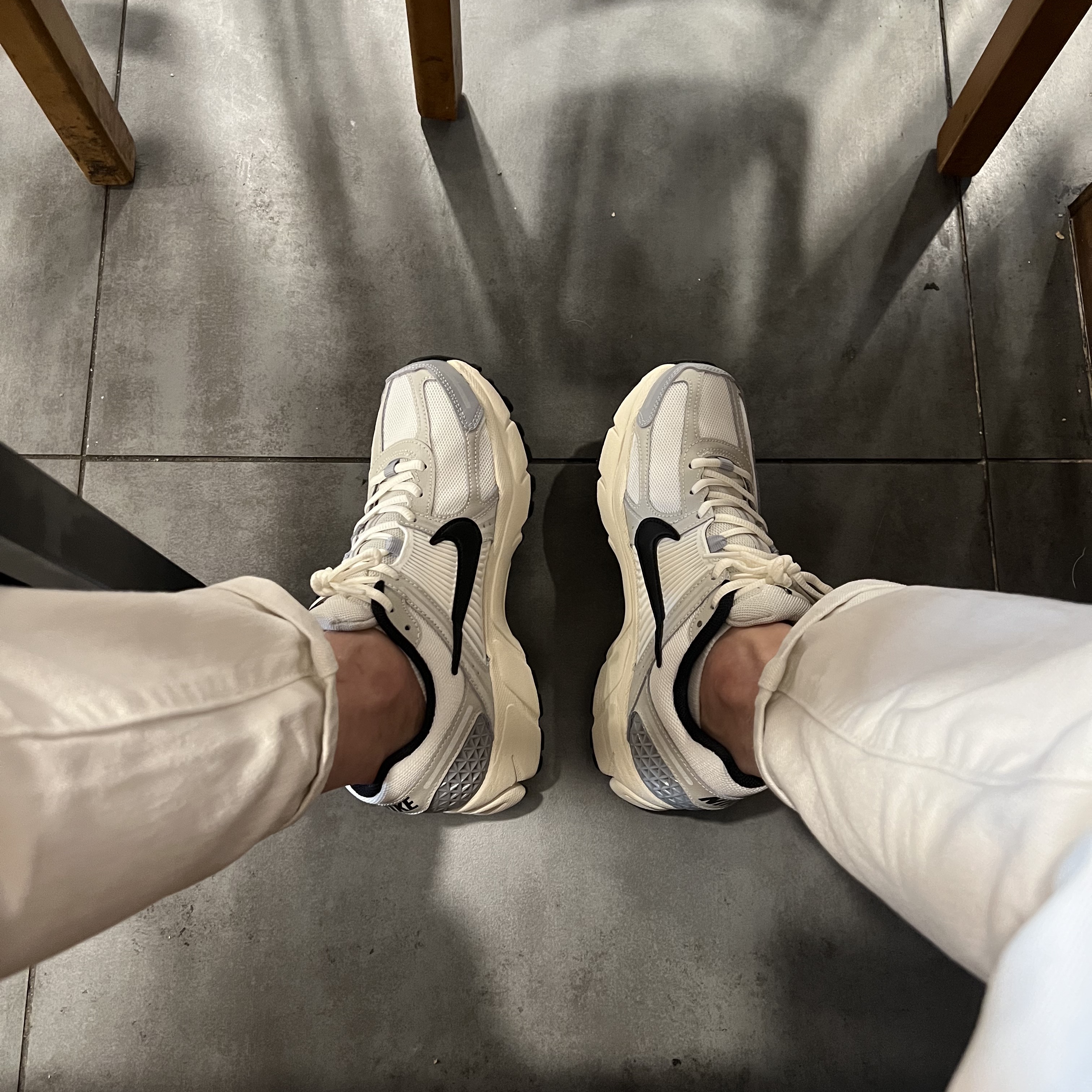 (W) Nike Zoom Vomero 5 Wolf Grey and Black 착용 스타일