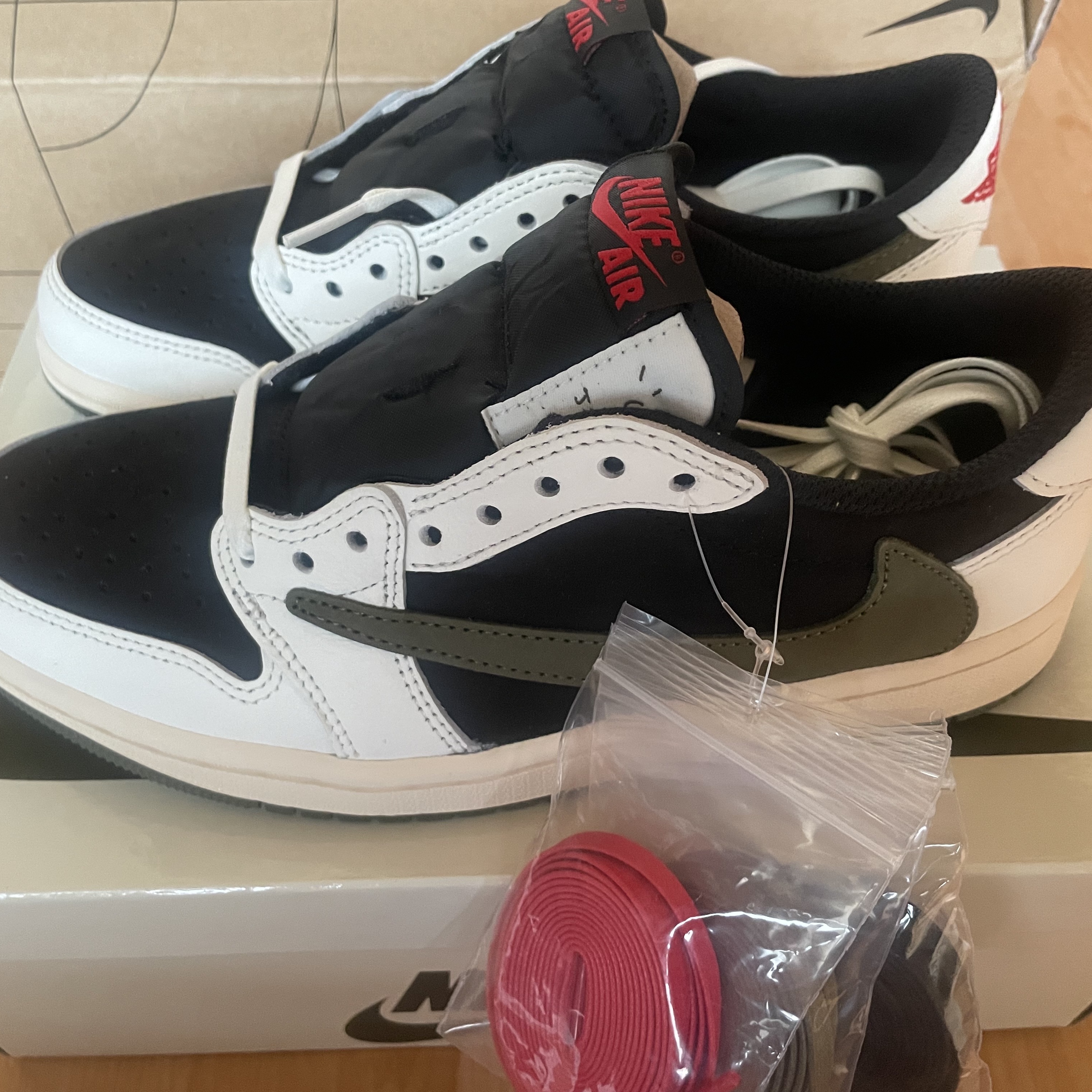 (W) Jordan 1 x Travis Scott Retro Low OG SP Medium Olive 착용 스타일