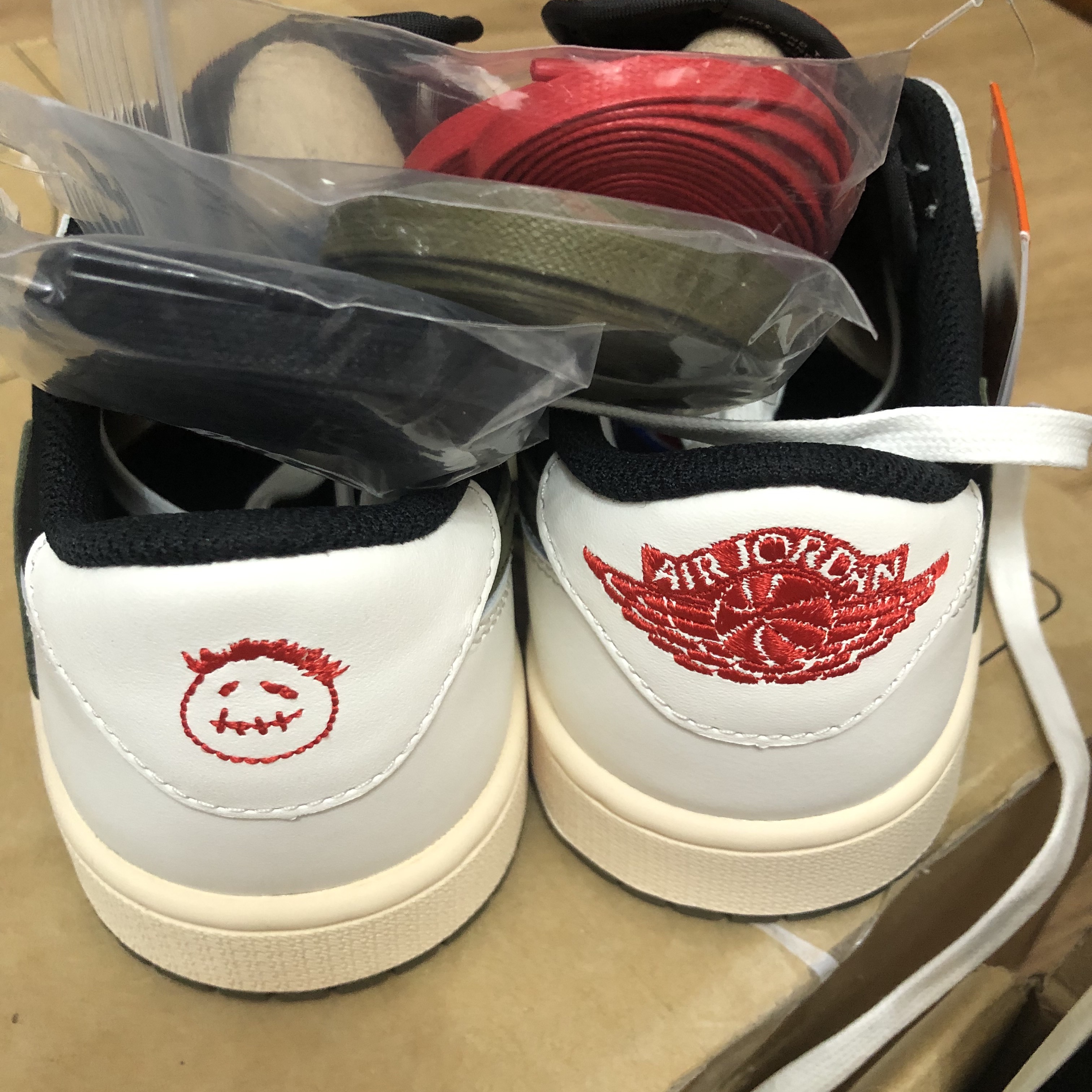 (W) Jordan 1 x Travis Scott Retro Low OG SP Medium Olive 착용 스타일 - 2