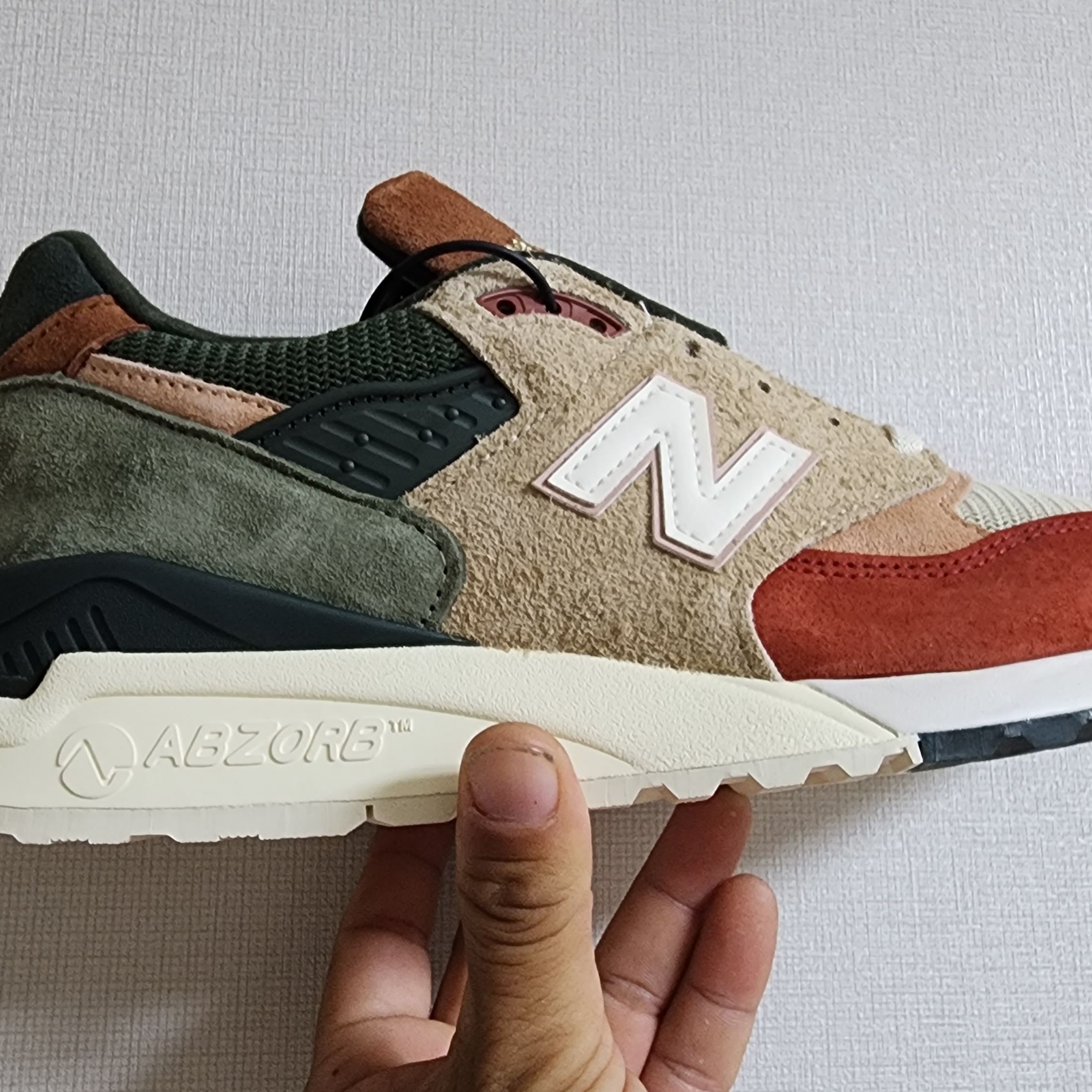 New Balance x Ronnie Fieg x Frank Lloyd 998 Broadacre City Beige 착용 스타일 - 4