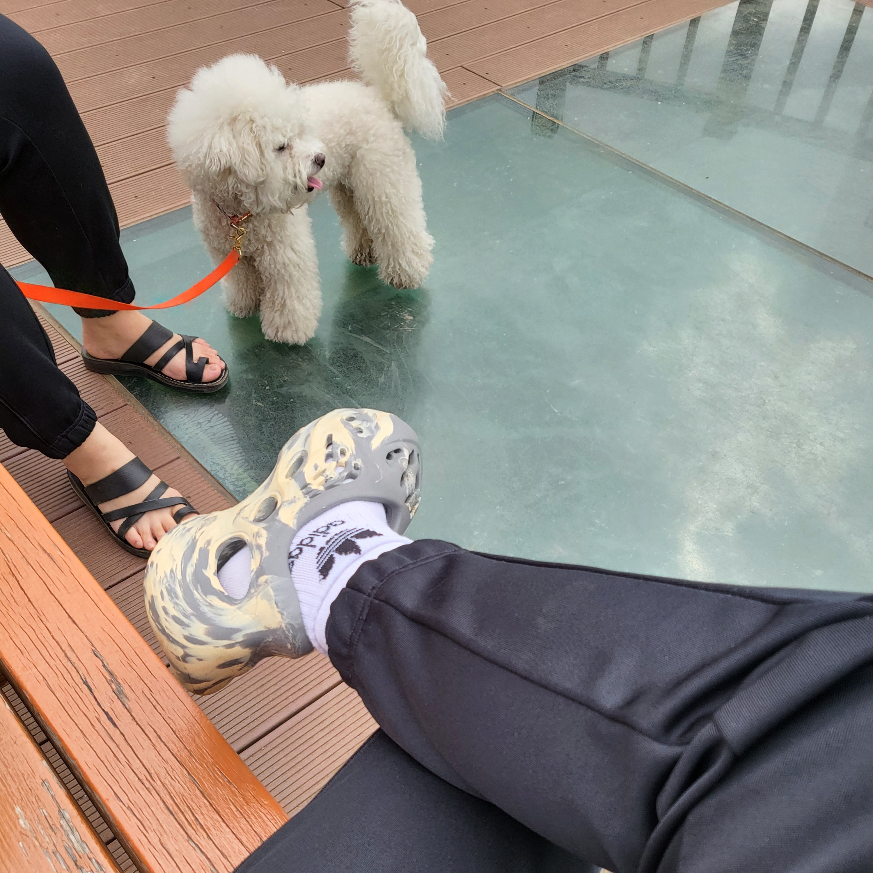 Adidas Yeezy Foam RNNR MXT Moon Gray 착용 스타일