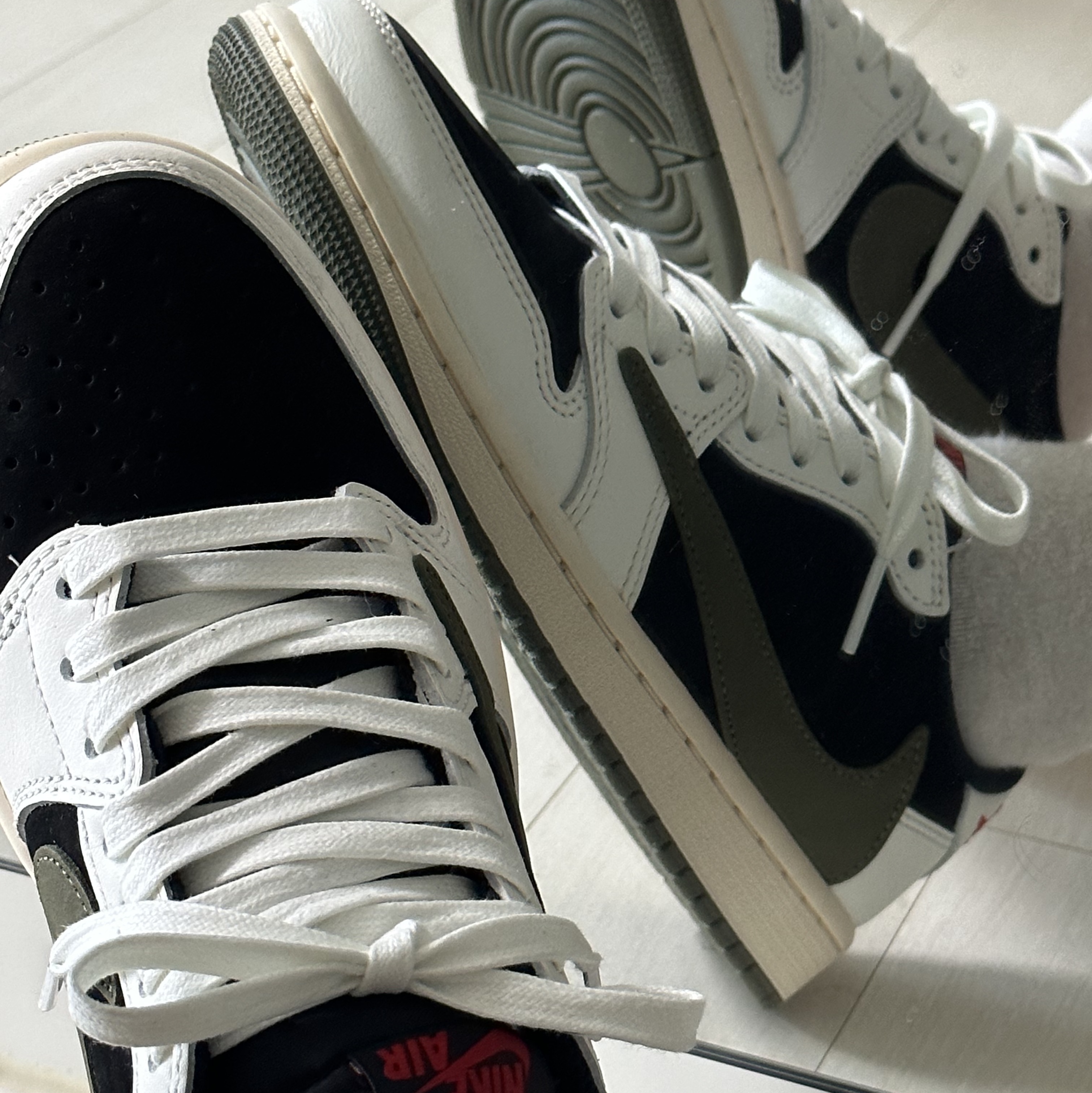 (W) Jordan 1 x Travis Scott Retro Low OG SP Medium Olive 착용 스타일 - 2