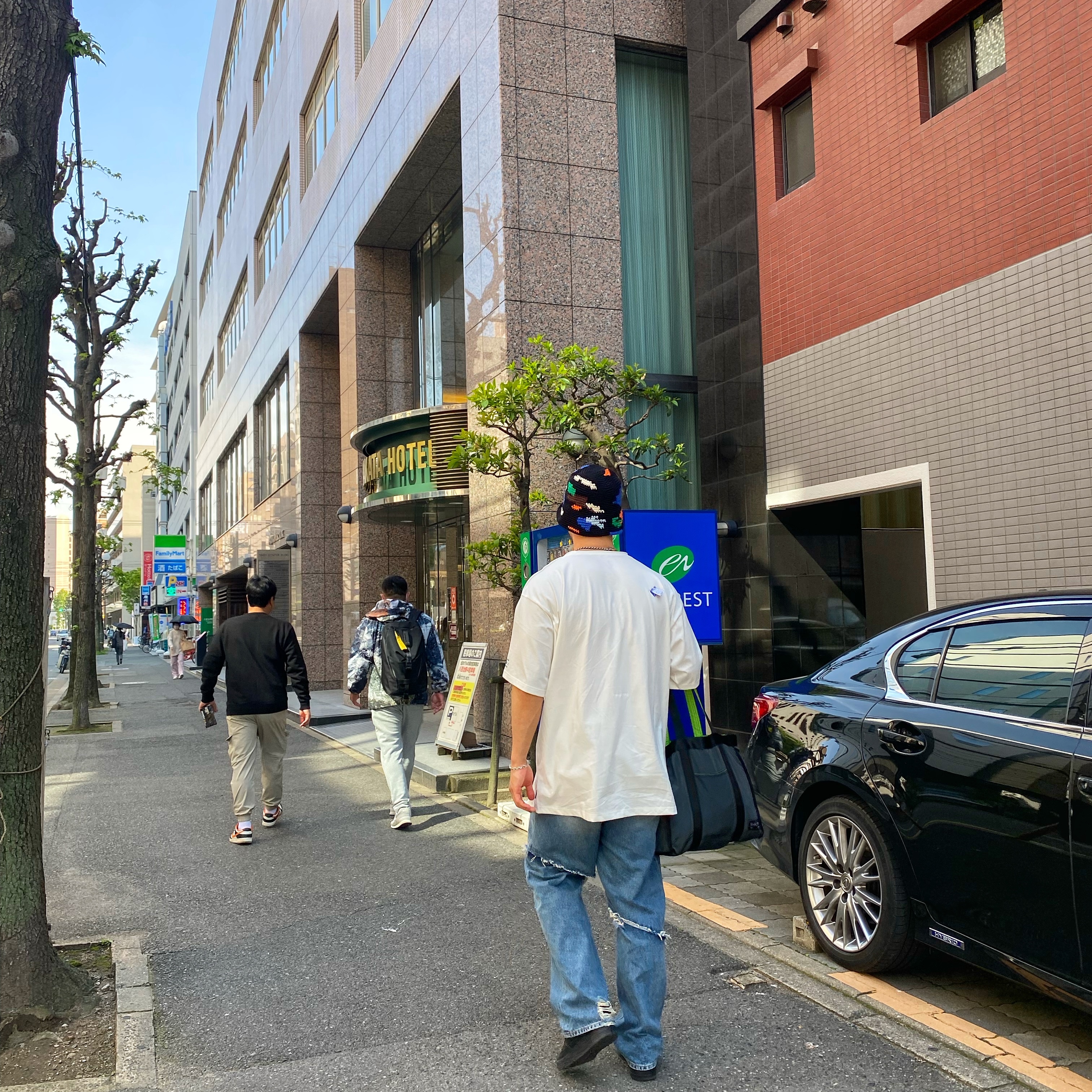 컨버스 x 아더에러 쉐입스 티셔츠 클라우드 댄서, 아더에러 스태미 진 블루 착용 스타일 - 2