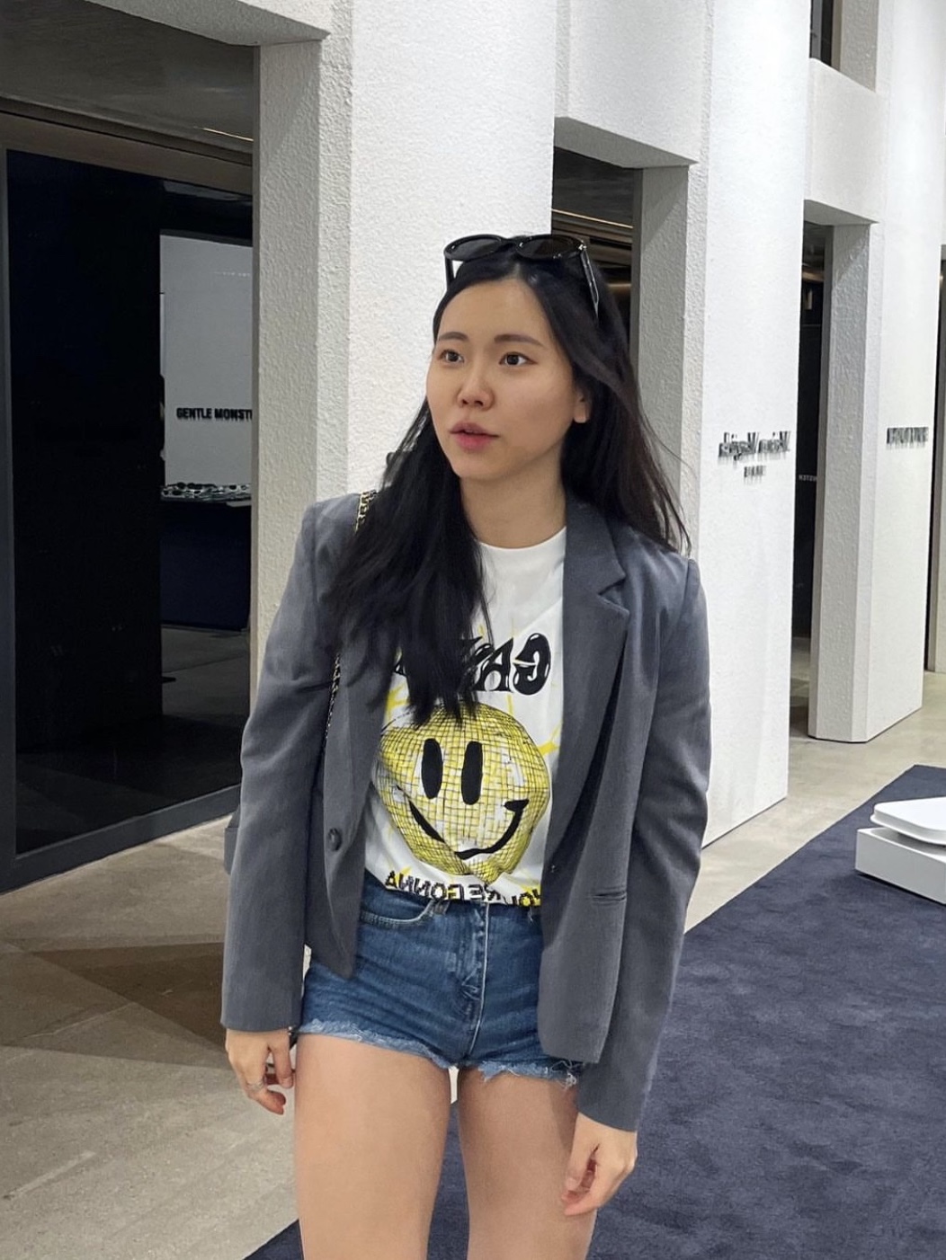 (W) Ganni Yellow Smiley Relaxed T-Shirt Bright White, Gentle Monster x Maison Margiela MM004 Black Black 착용 스타일 - 2