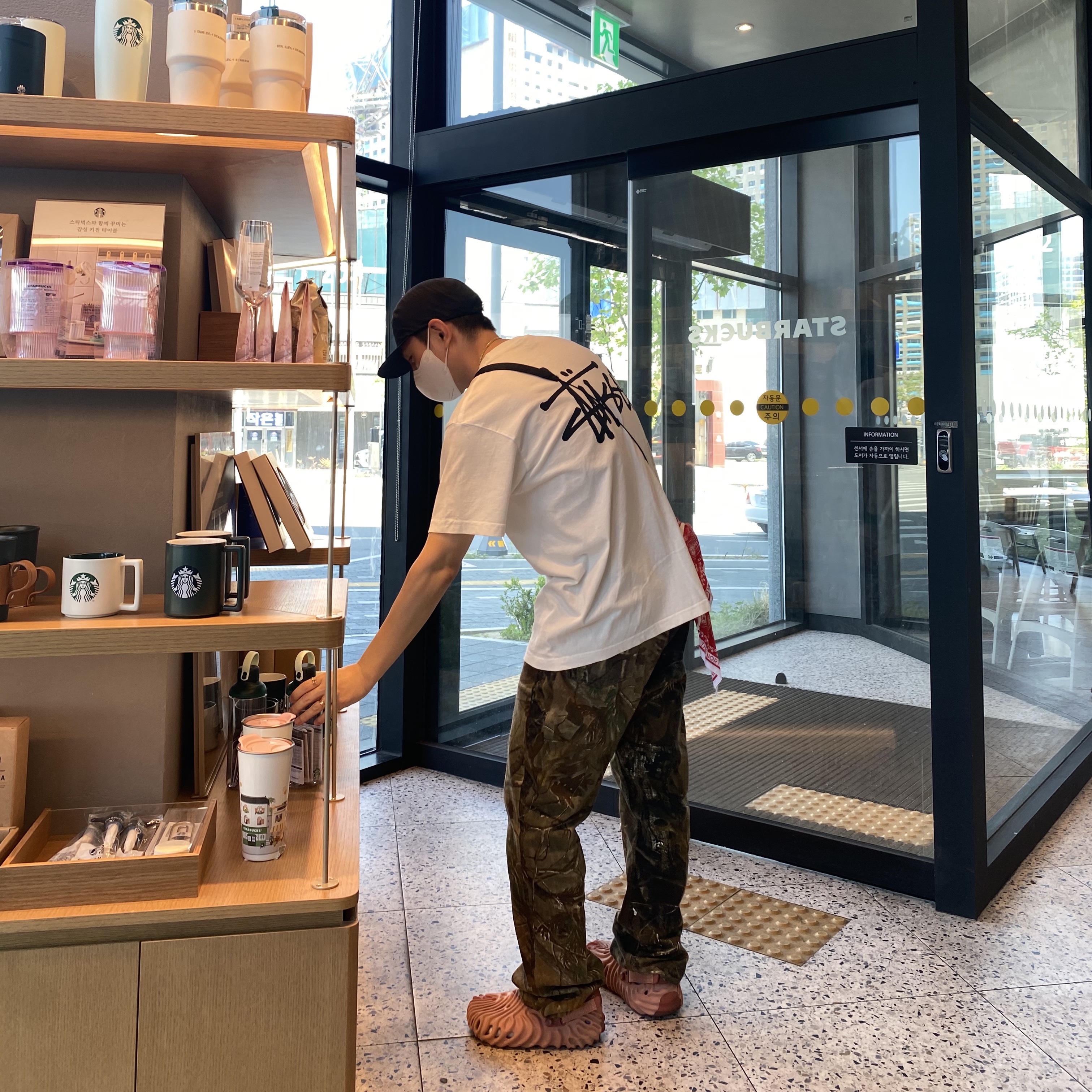 Stussy x Our Legacy Formal Cut Realtree Forest Camo, Crocs x Salehe Bembury Pollex Clog Kuwata 착용 스타일
