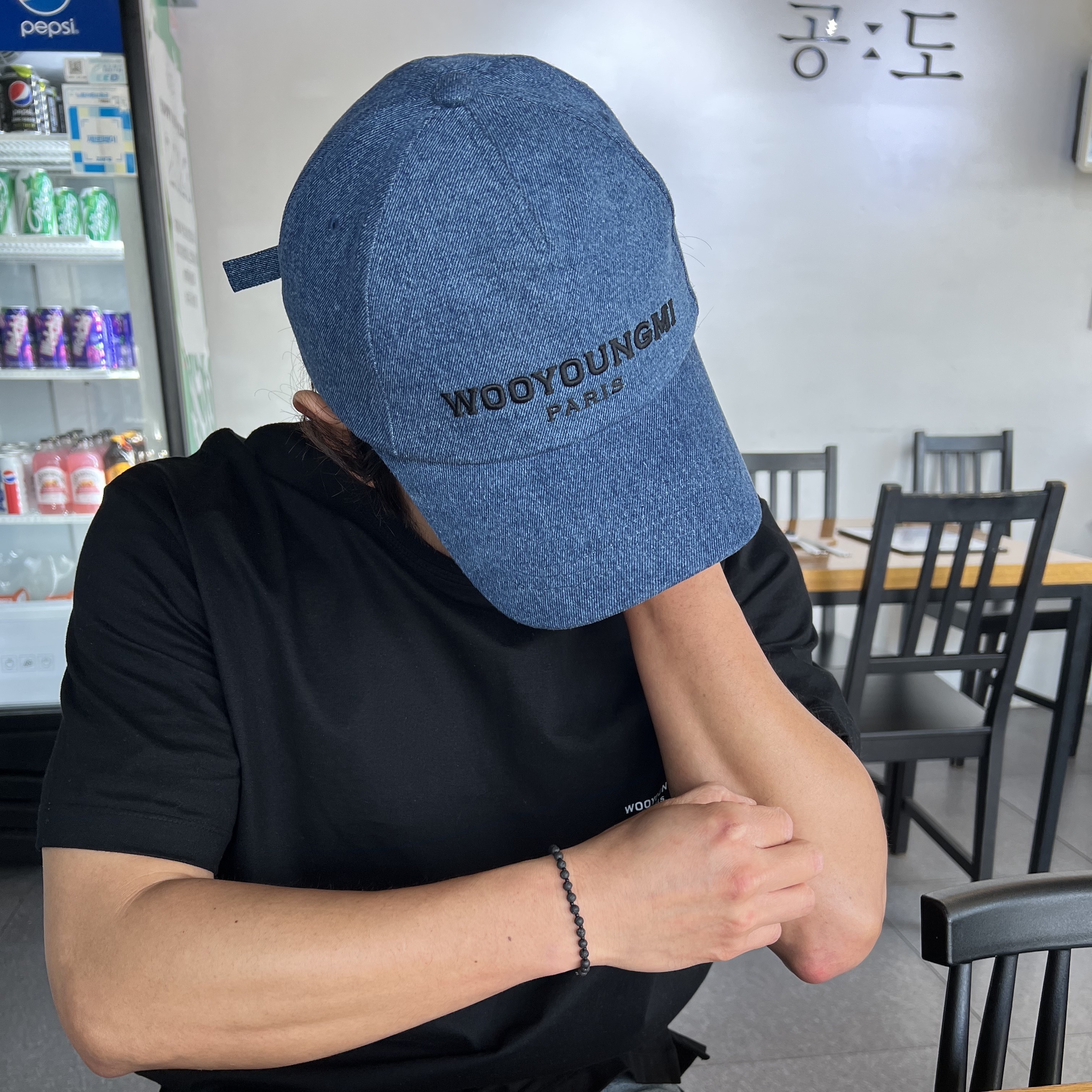 Wooyoungmi Black Embroidered Logo Ball Cap Blue Denim - 22FW 착용 스타일 - 1