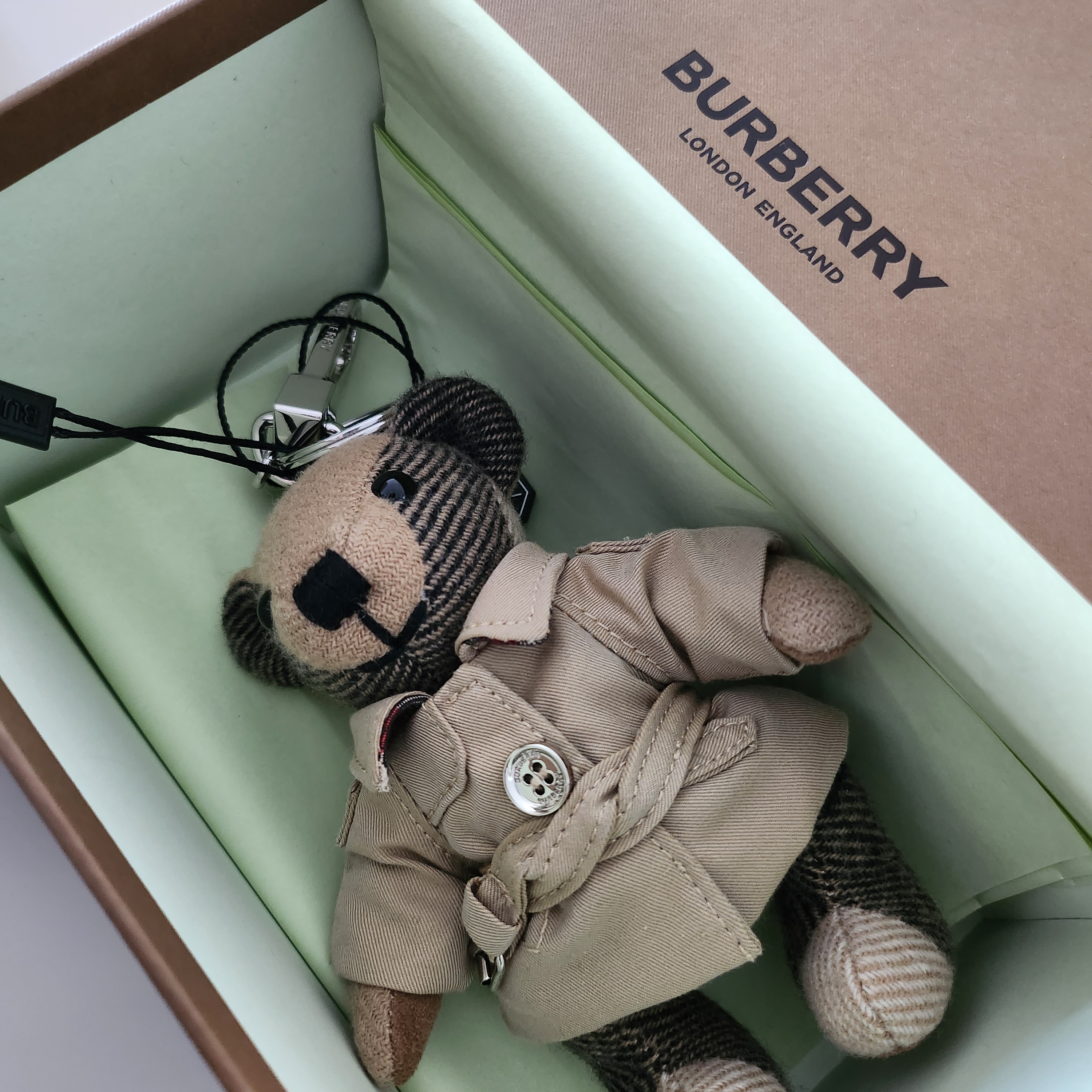 Burberry Thomas Bear Charm in Trench Coat Archive Beige 착용 스타일