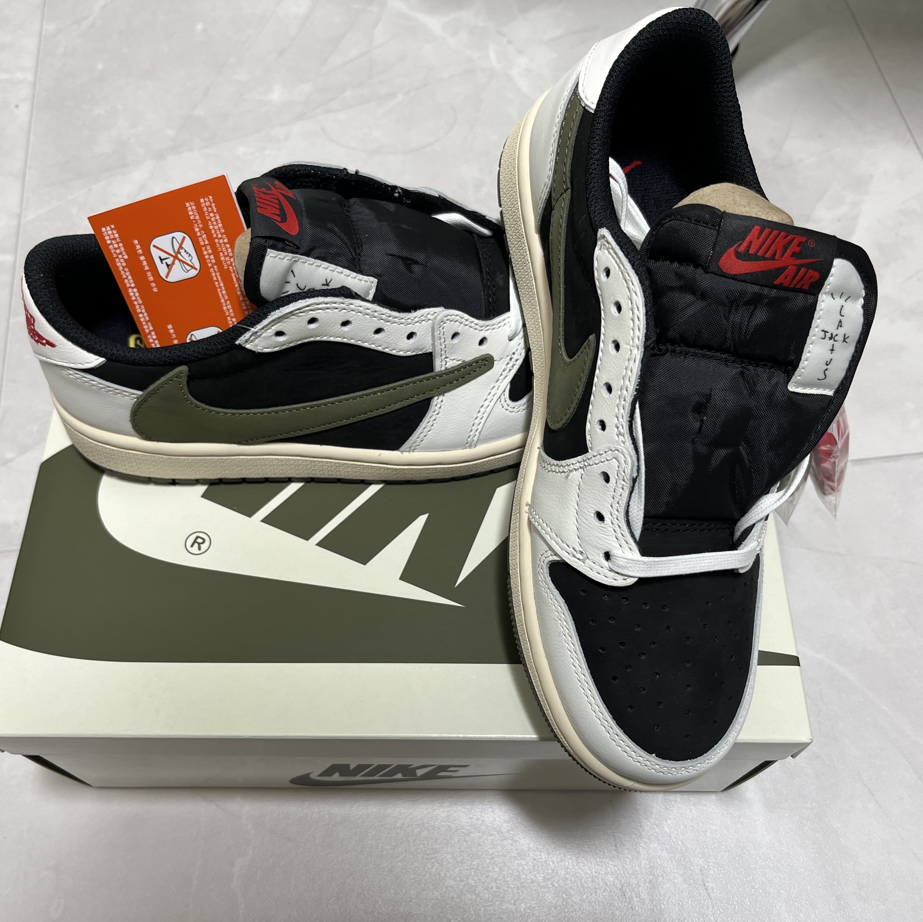 (W) Jordan 1 x Travis Scott Retro Low OG SP Medium Olive 착용 스타일 - 1