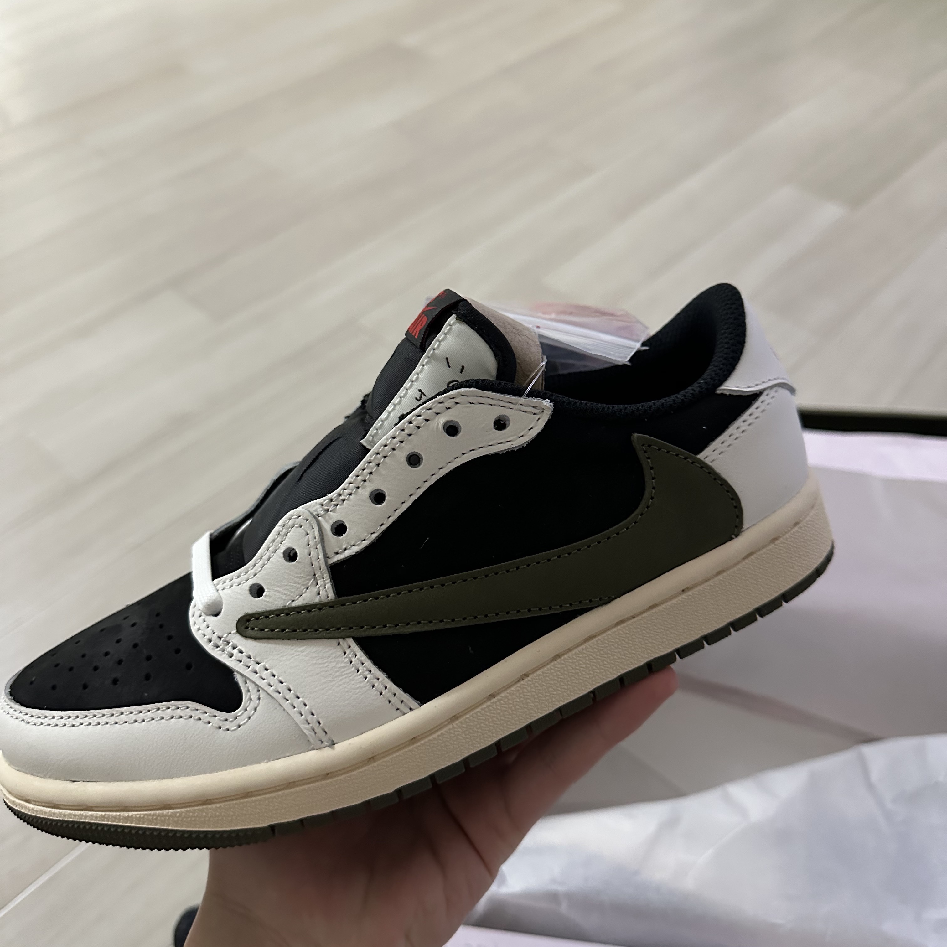 (W) Jordan 1 x Travis Scott Retro Low OG SP Medium Olive 착용 스타일 - 2