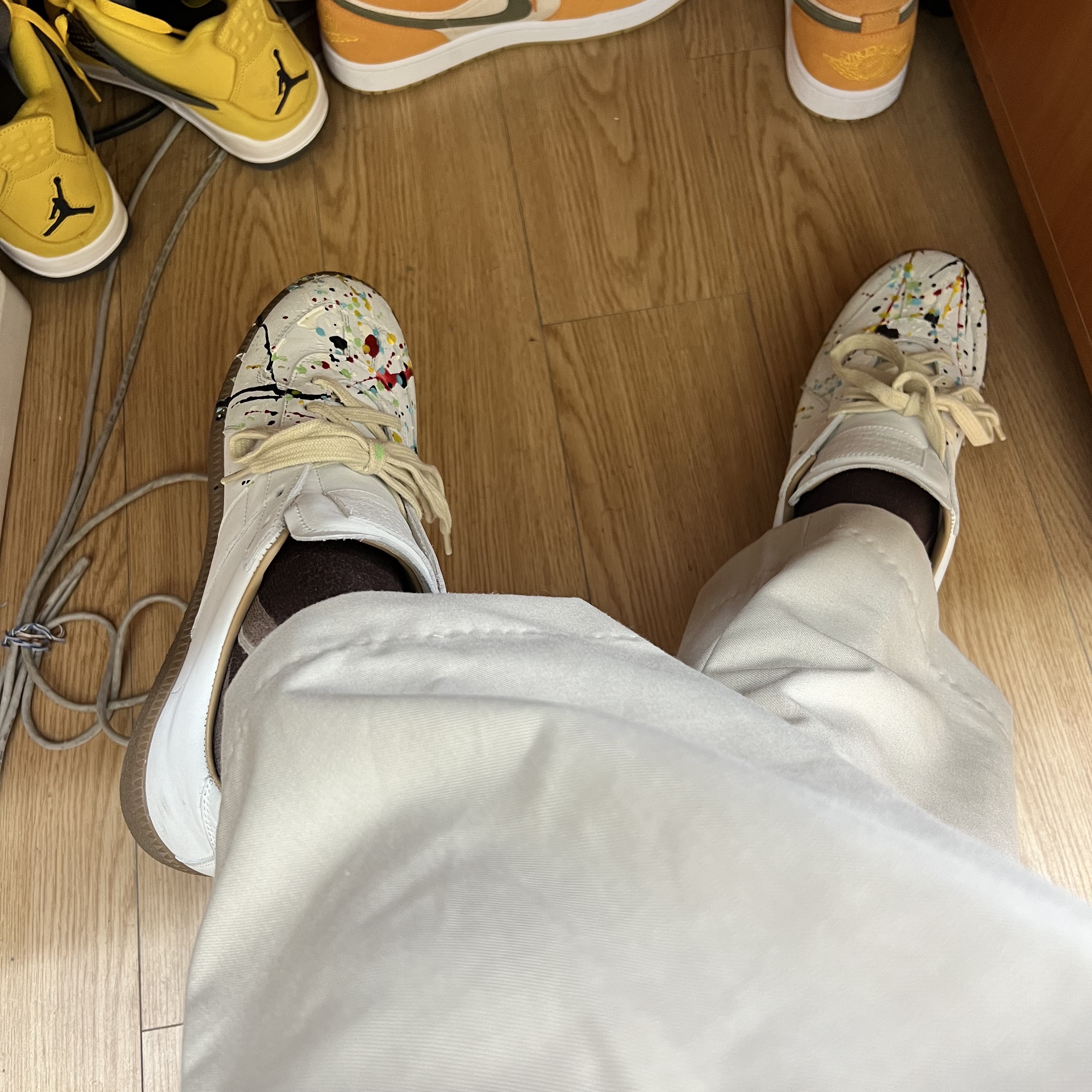 Maison Margiela Replica Paint Drop Sneakers, Jordan 4 Retro Tour Yellow 착용 스타일