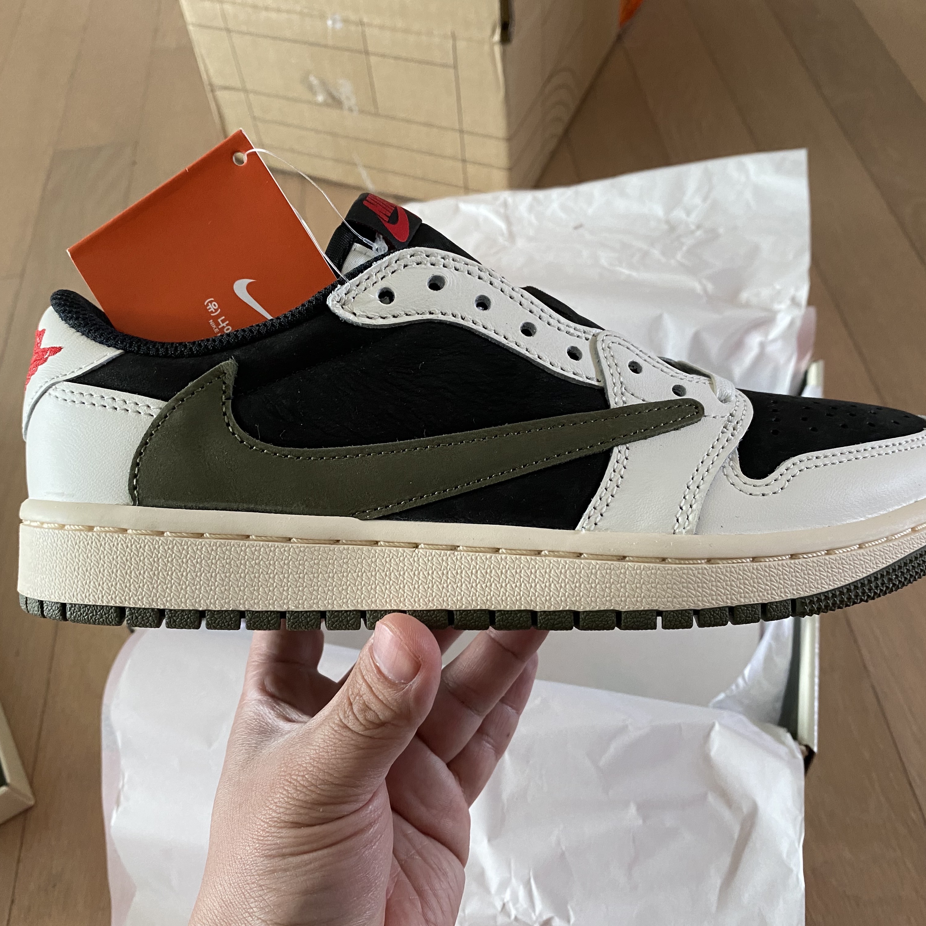 (W) Jordan 1 x Travis Scott Retro Low OG SP Medium Olive 착용 스타일 - 1