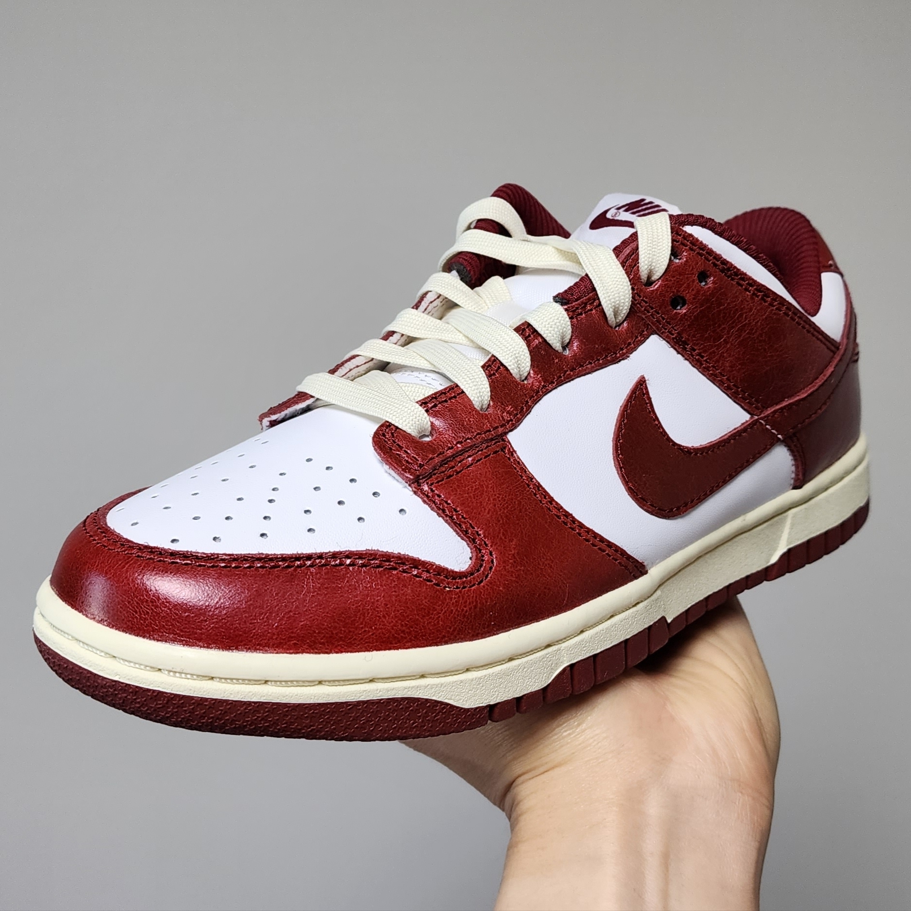 (W) Nike Dunk Low Retro PRM Team Red and White 착용 스타일
