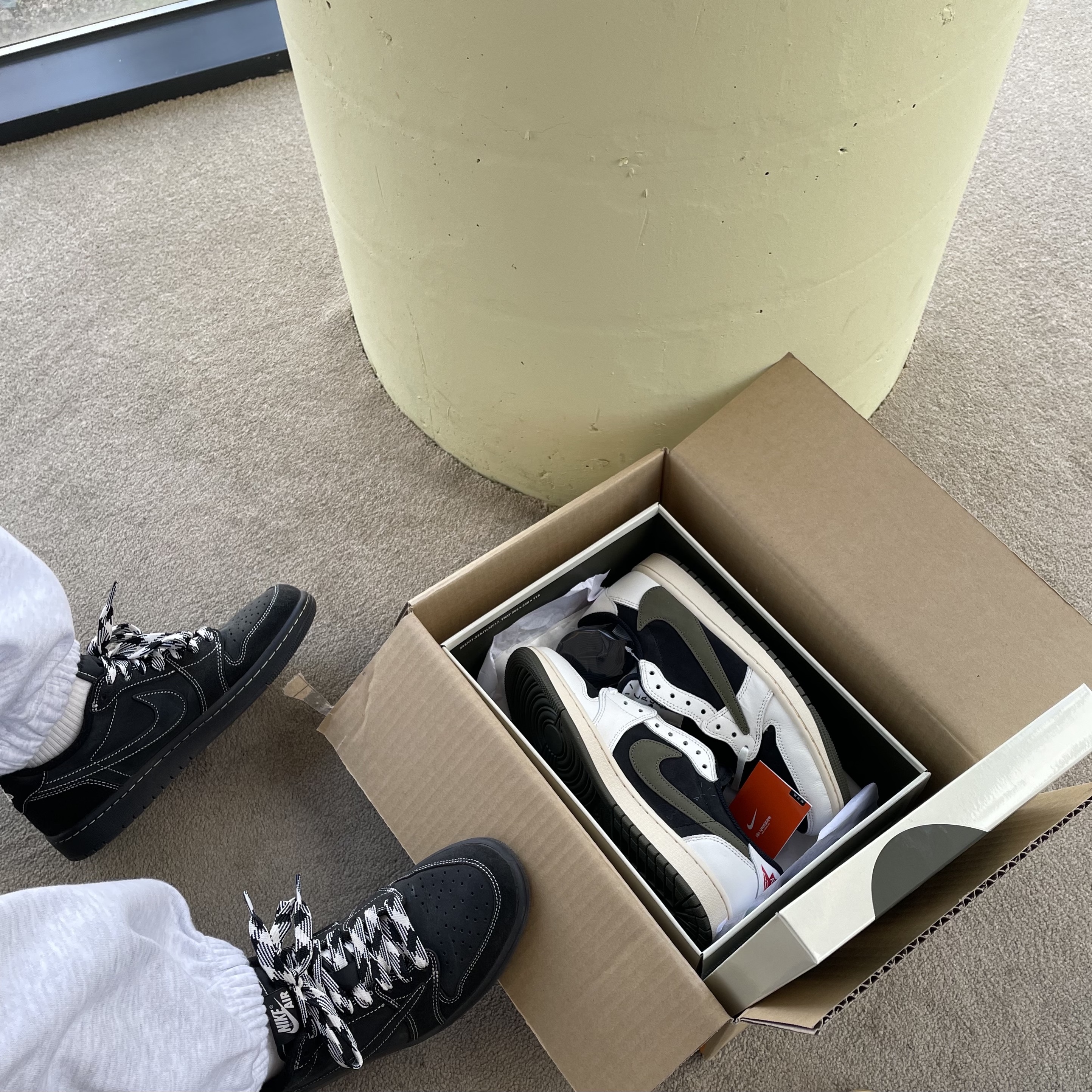 (W) Jordan 1 x Travis Scott Retro Low OG SP Medium Olive, Jordan 1 x Travis Scott Retro Low OG SP Black Phantom 착용 스타일