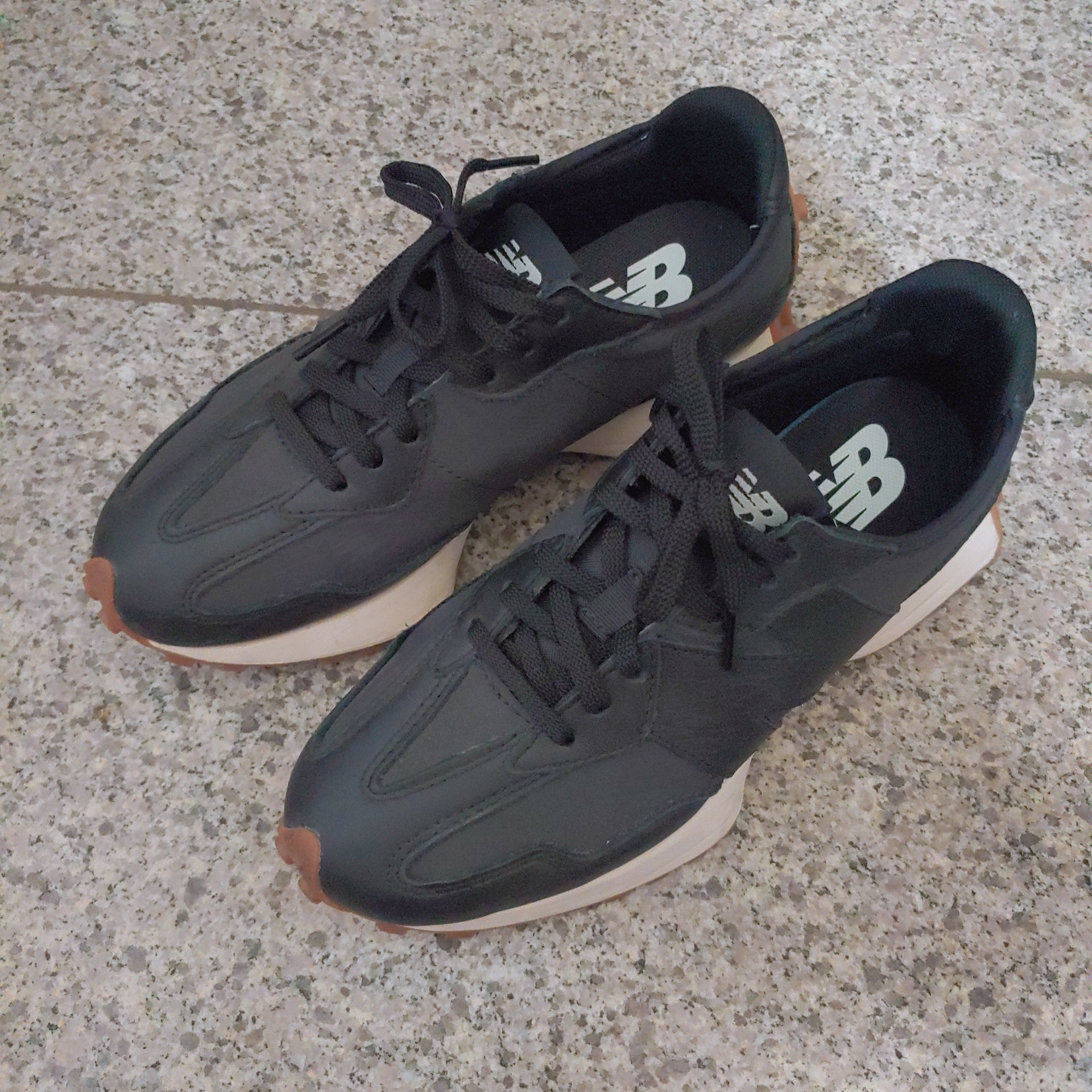 (W) New Balance 327 Black Phantom 착용 스타일