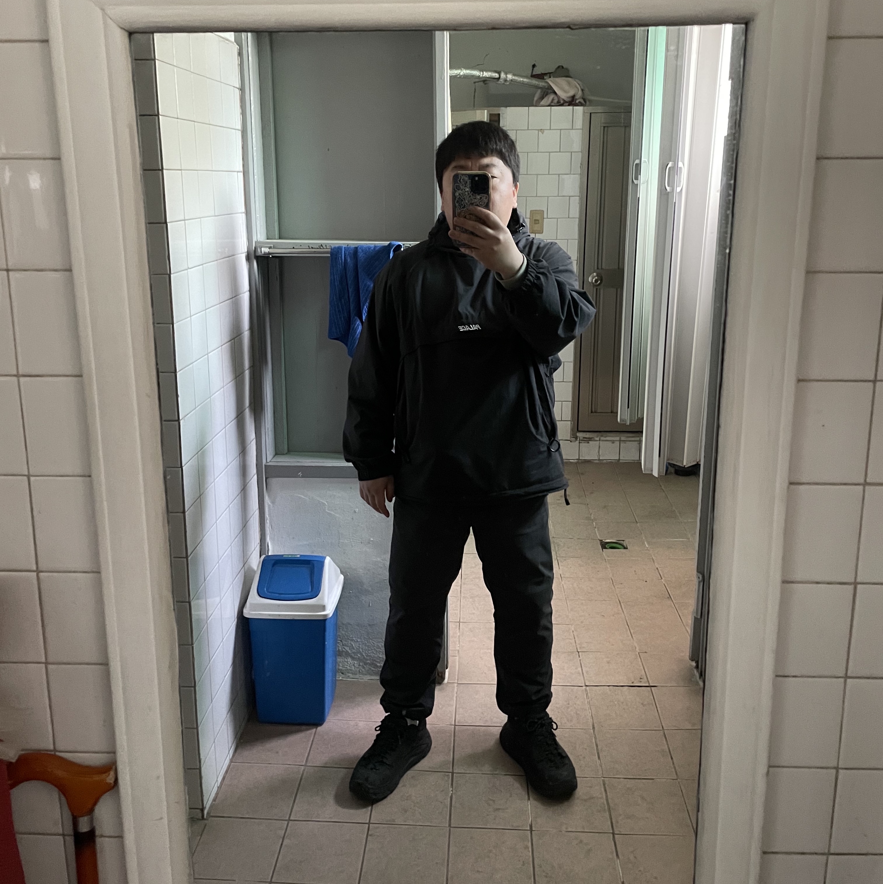 Palace Double Zip Jacket Black - 23SS, Hoka Tor Ultra Low Black 착용 스타일