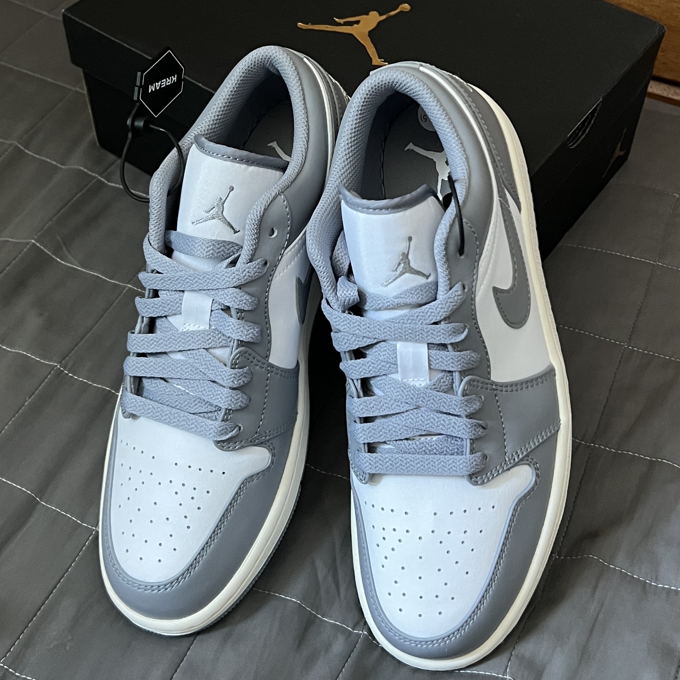 Jordan 1 Low Stealth and White 착용 스타일 - 2