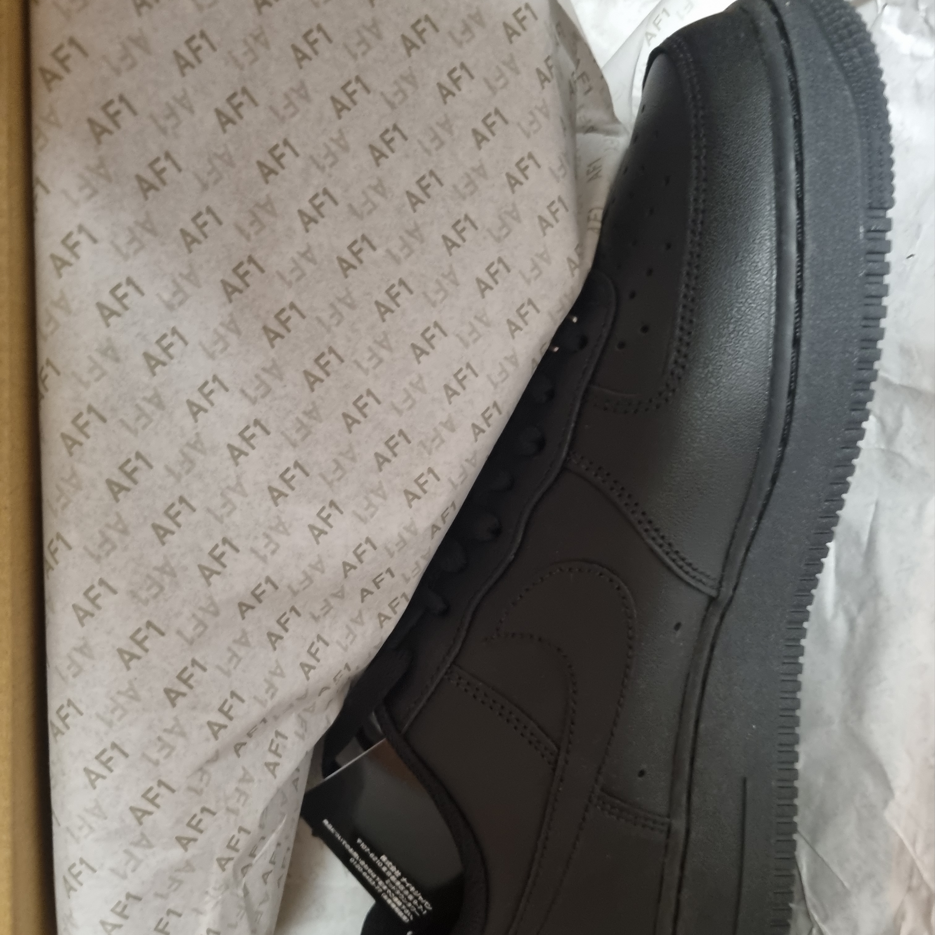 Nike Air Force 1 '07 Low Triple Black 착용 스타일