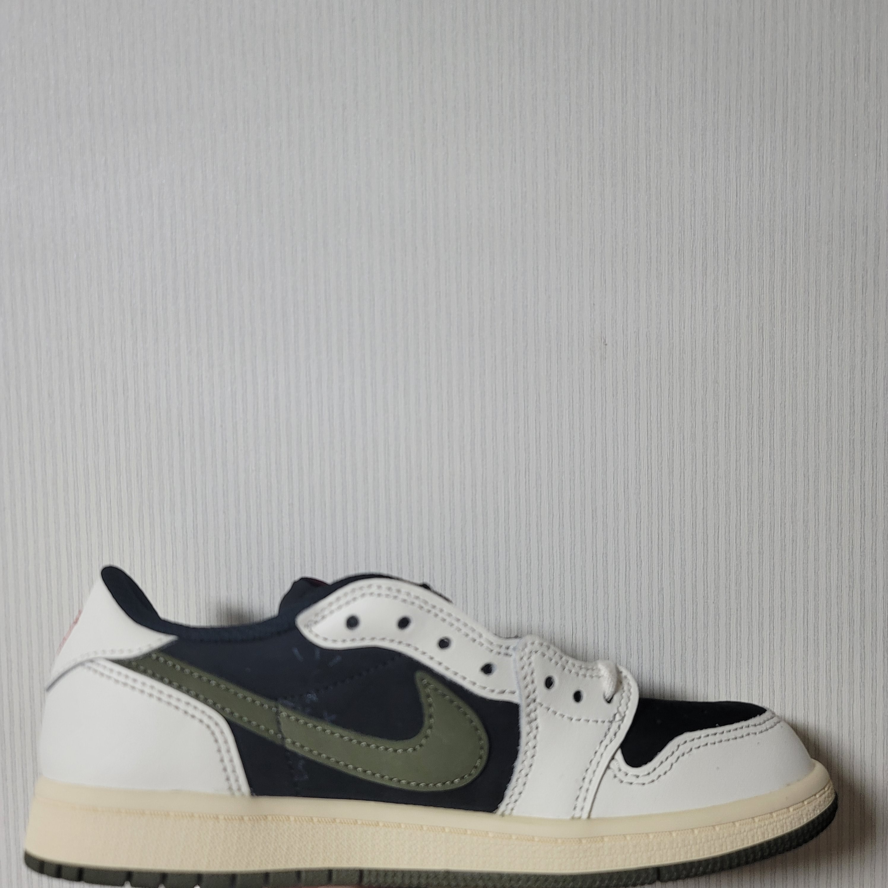 (PS) Jordan 1 x Travis Scott Retro Low OG SP Medium Olive 착용 스타일 - 2
