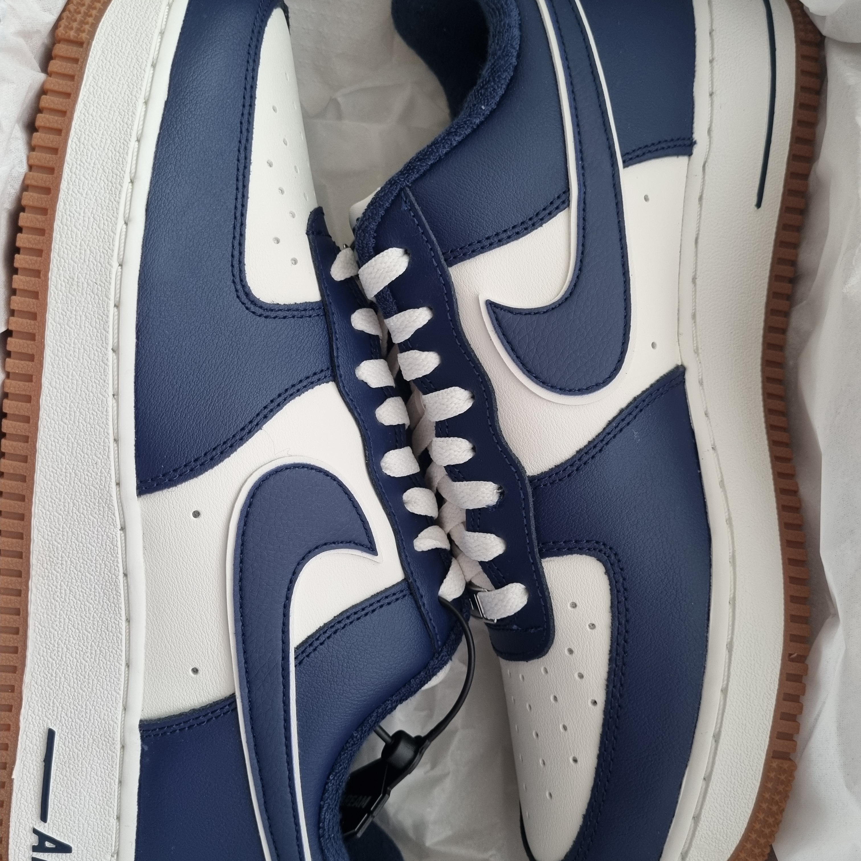 Nike Air Force 1 '07 LV8 Midnight Navy 착용 스타일