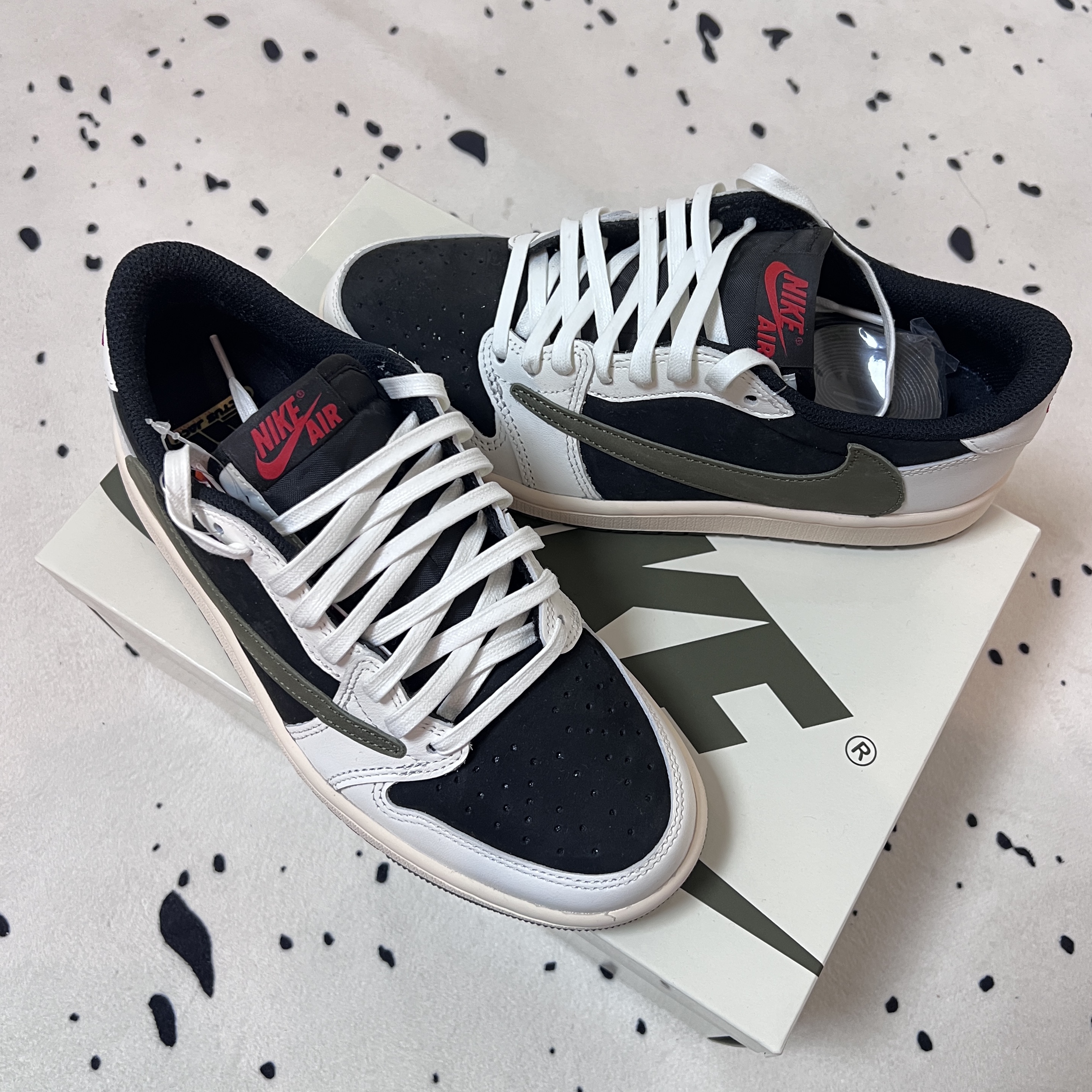 (W) Jordan 1 x Travis Scott Retro Low OG SP Medium Olive 착용 스타일 - 2